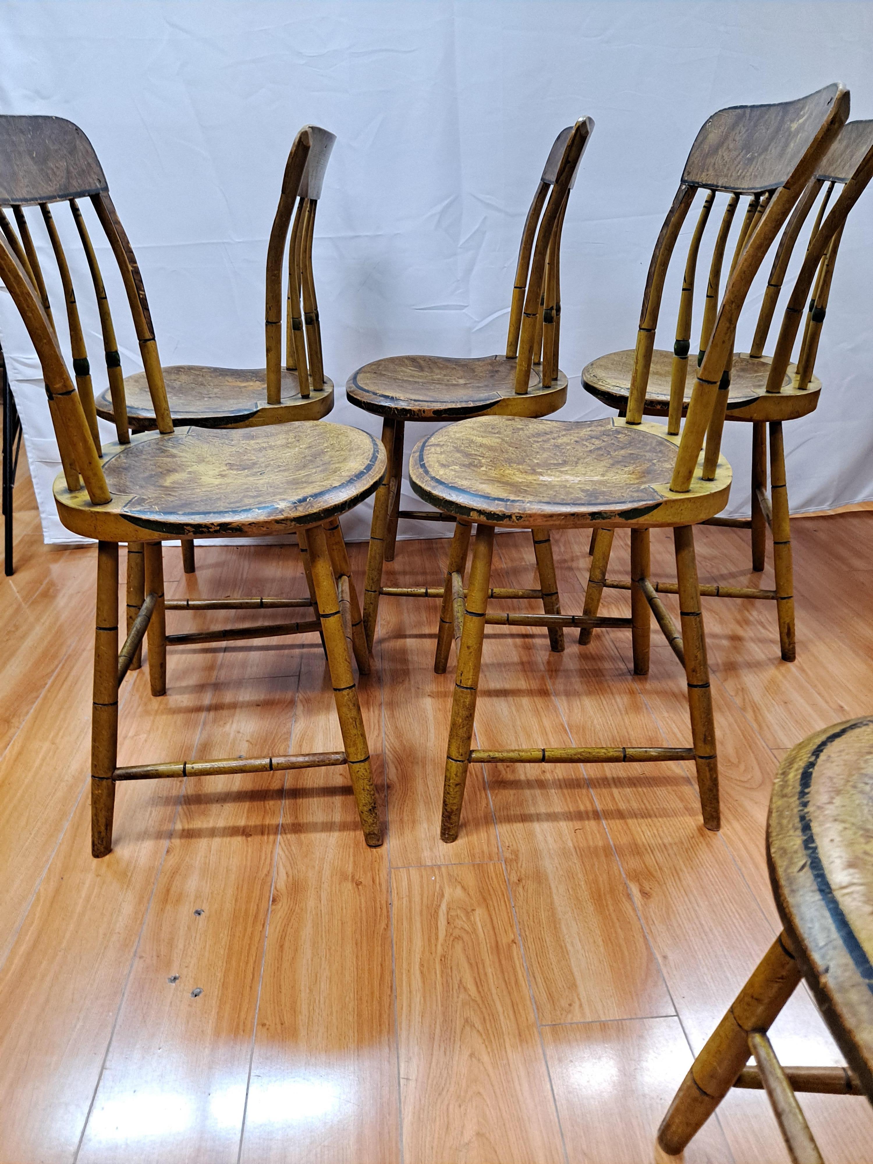 Ensemble de six chaises d'appoint américaines Windsor peintes du début du 19ème siècle en vente 5