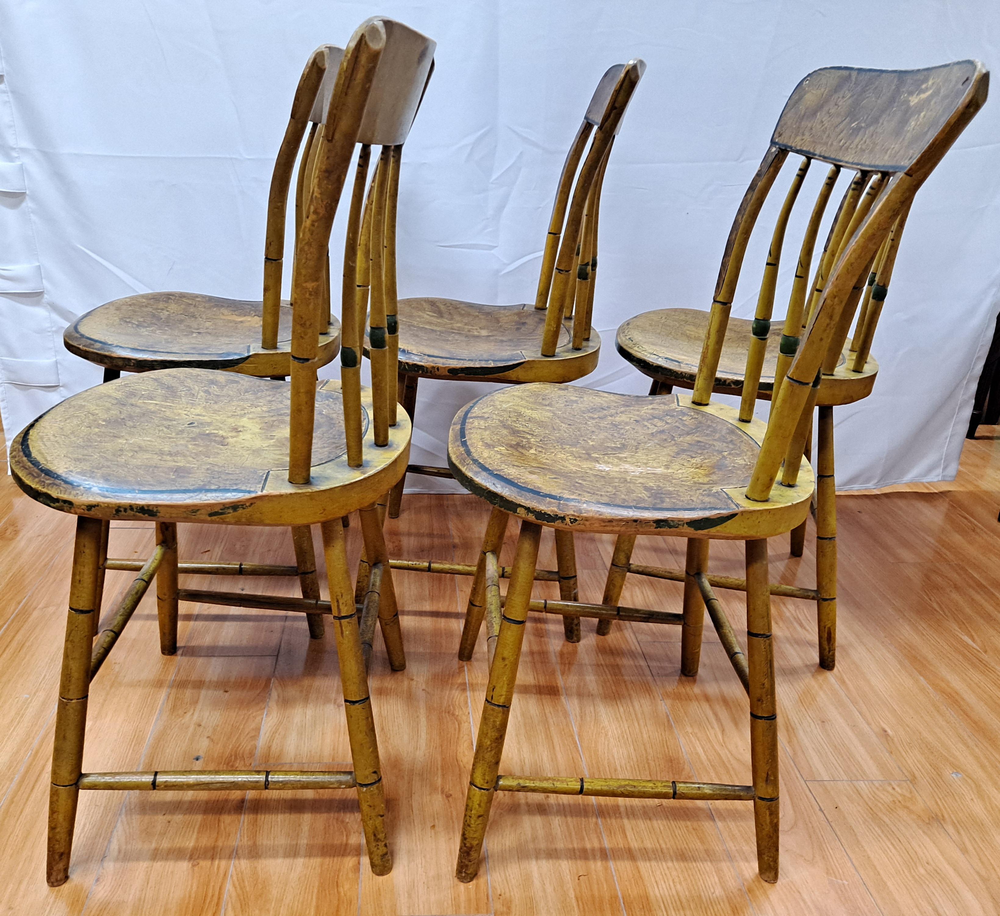 Ensemble de six chaises d'appoint américaines Windsor peintes du début du 19ème siècle en vente 6