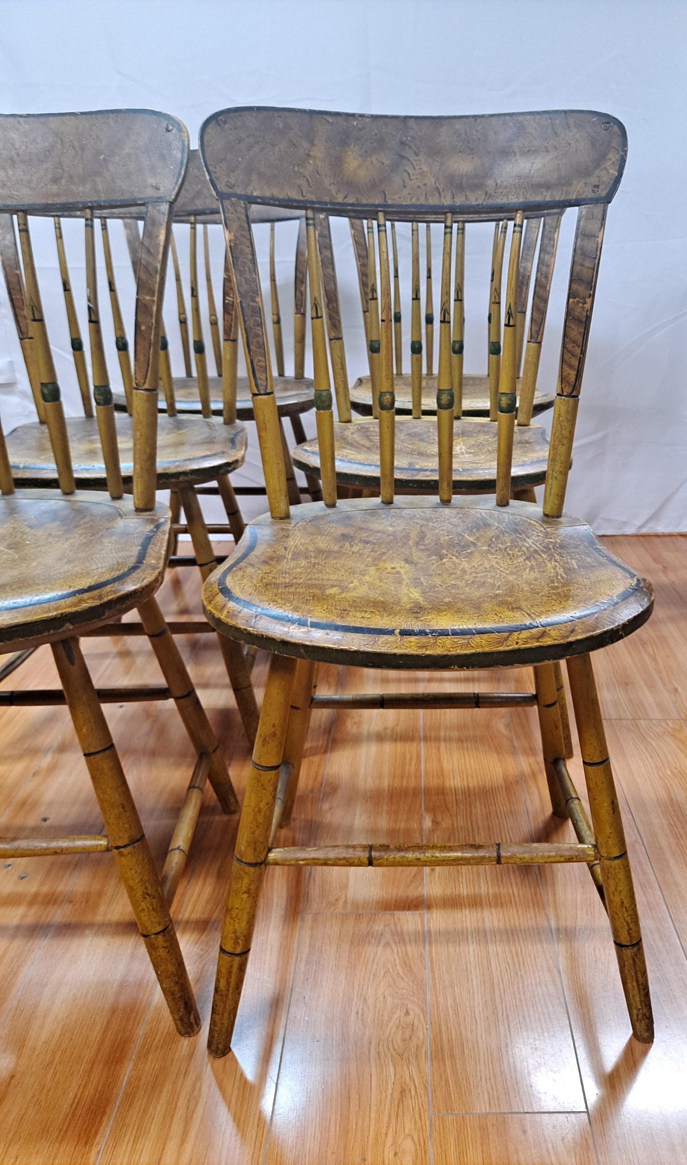 Ensemble de six chaises d'appoint Windsor américaines du début du 19e siècle à dossier en forme de pouce et à cage d'oiseau peinte

16 