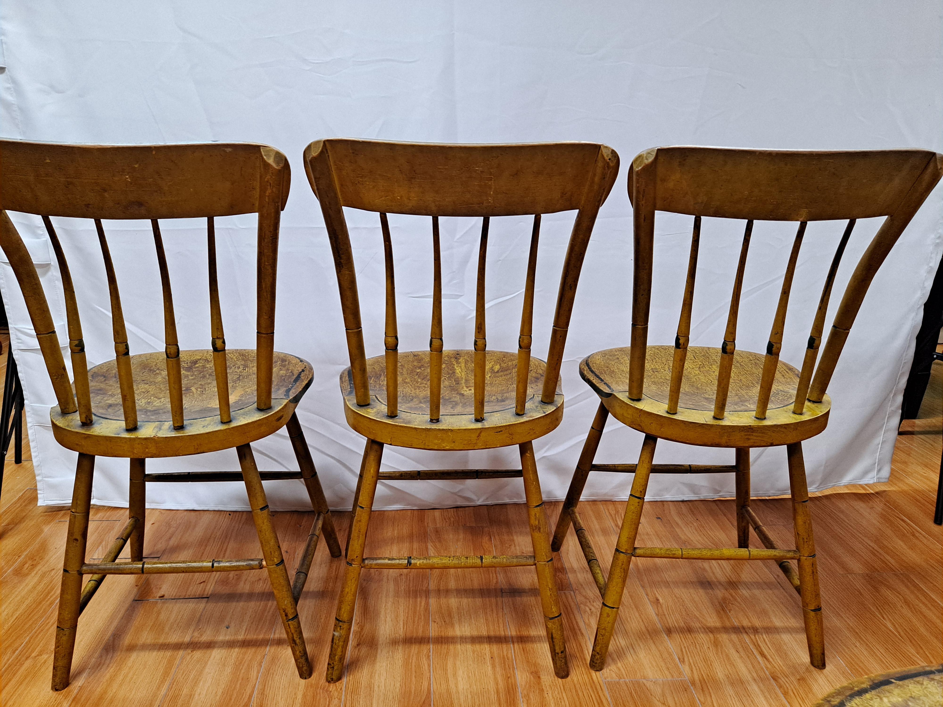 Ensemble de six chaises d'appoint américaines Windsor peintes du début du 19ème siècle en vente 1