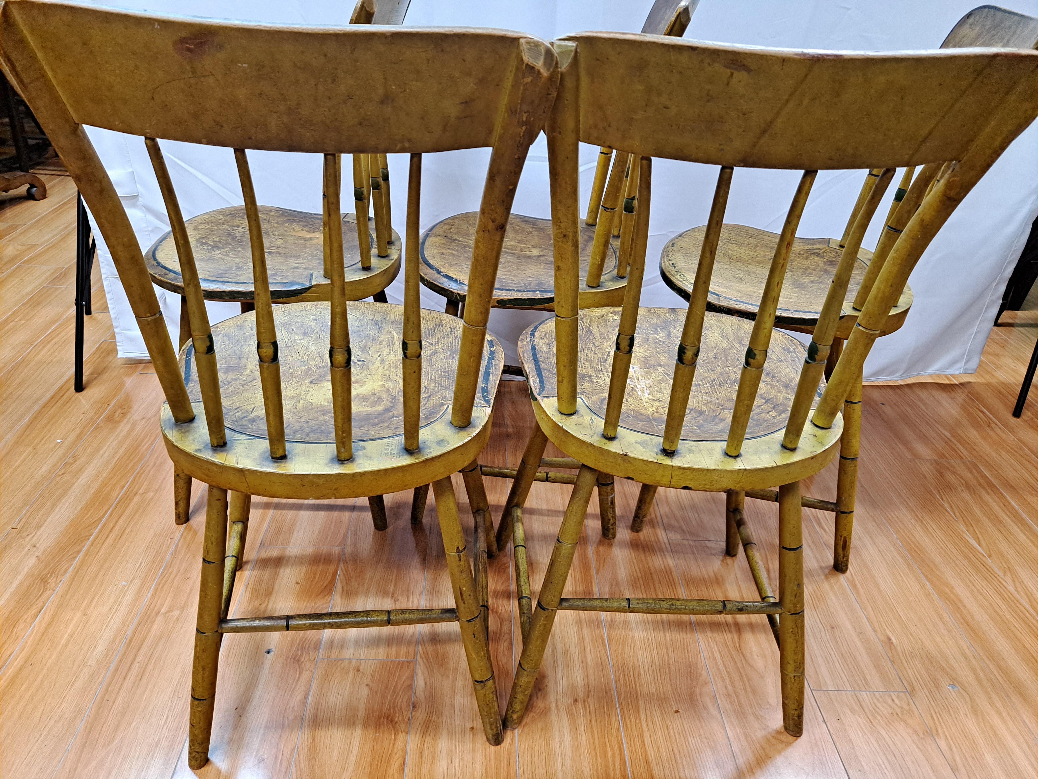 Ensemble de six chaises d'appoint américaines Windsor peintes du début du 19ème siècle en vente 2