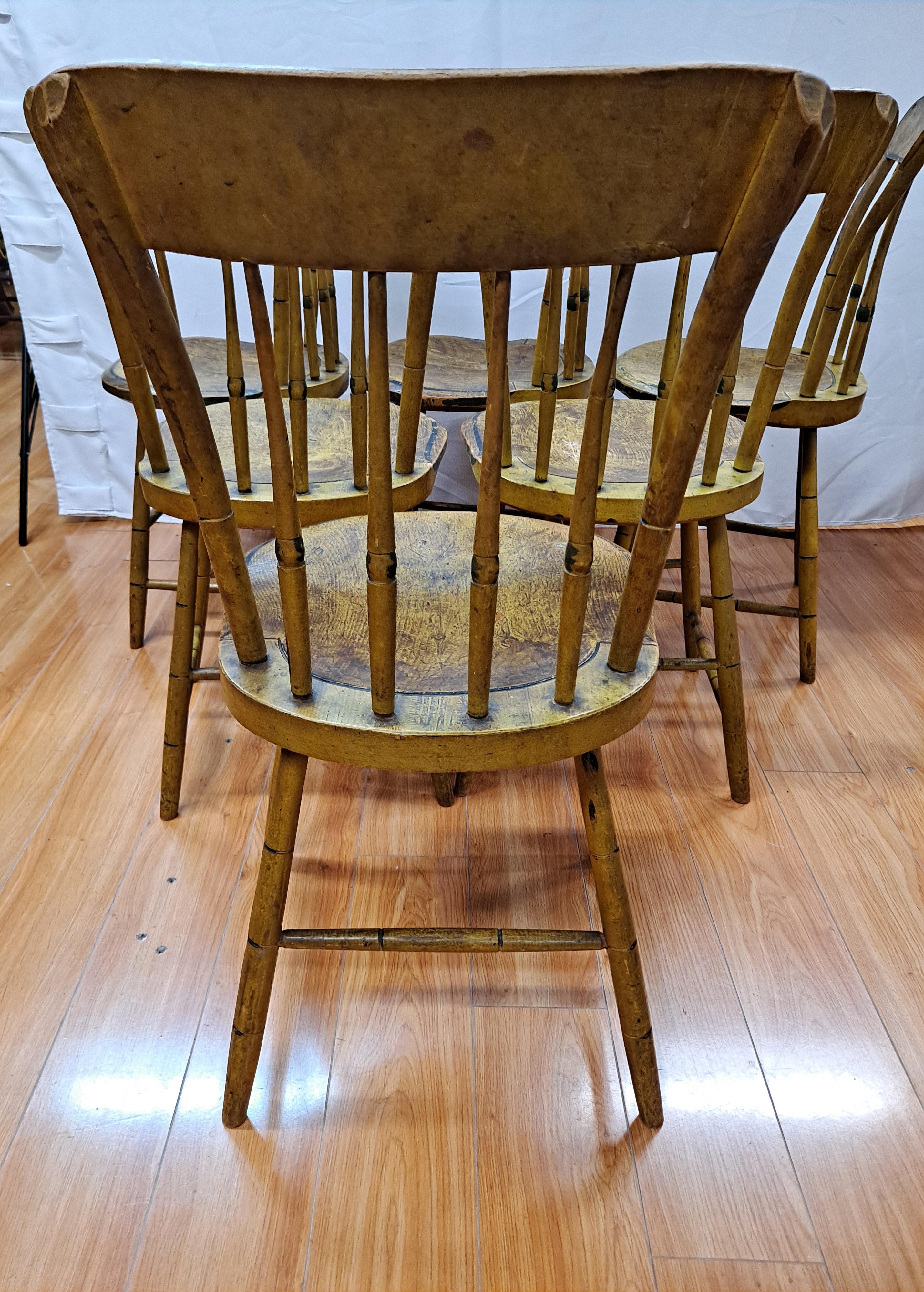 Ensemble de six chaises d'appoint américaines Windsor peintes du début du 19ème siècle en vente 3