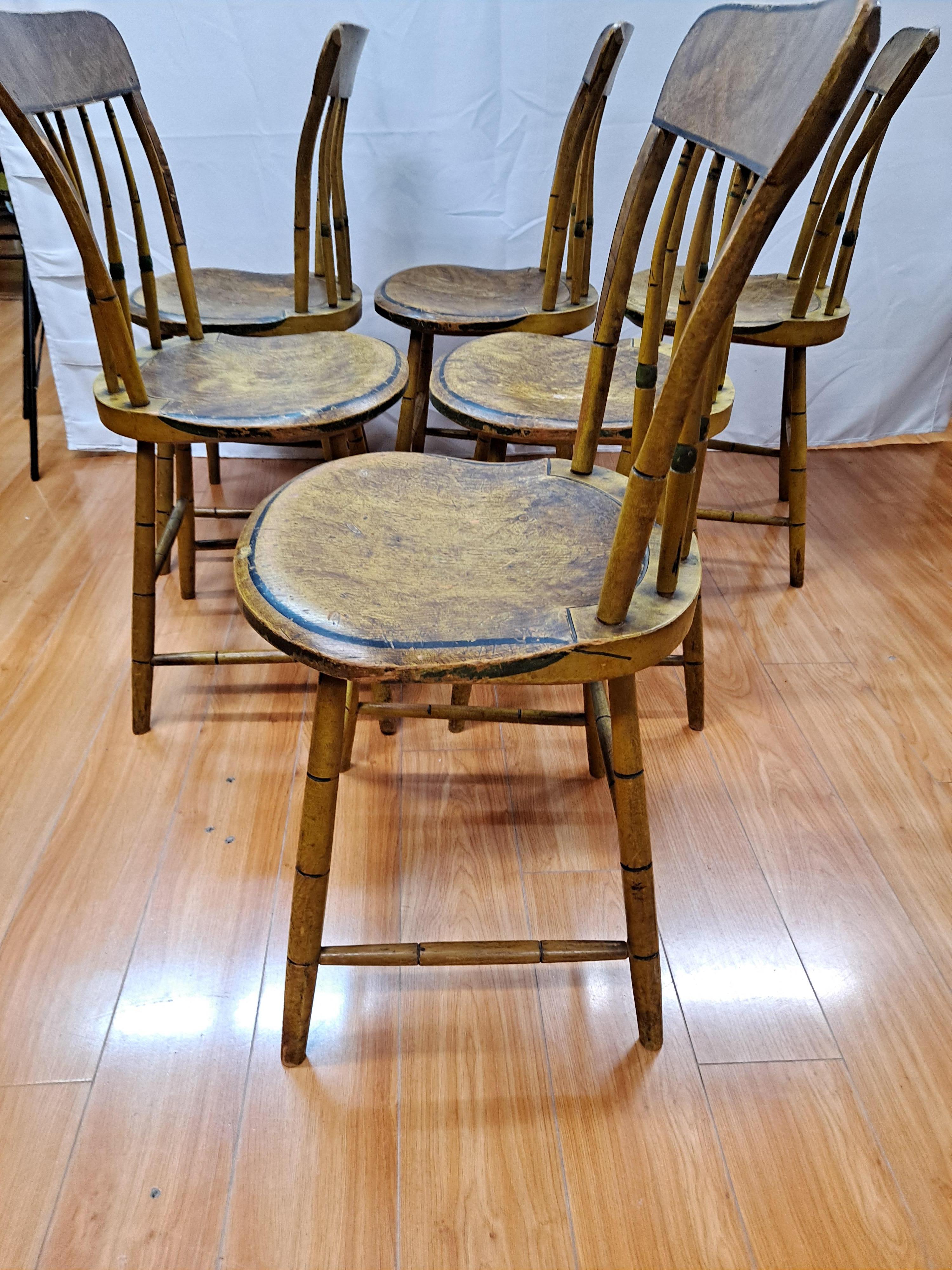 Ensemble de six chaises d'appoint américaines Windsor peintes du début du 19ème siècle en vente 4