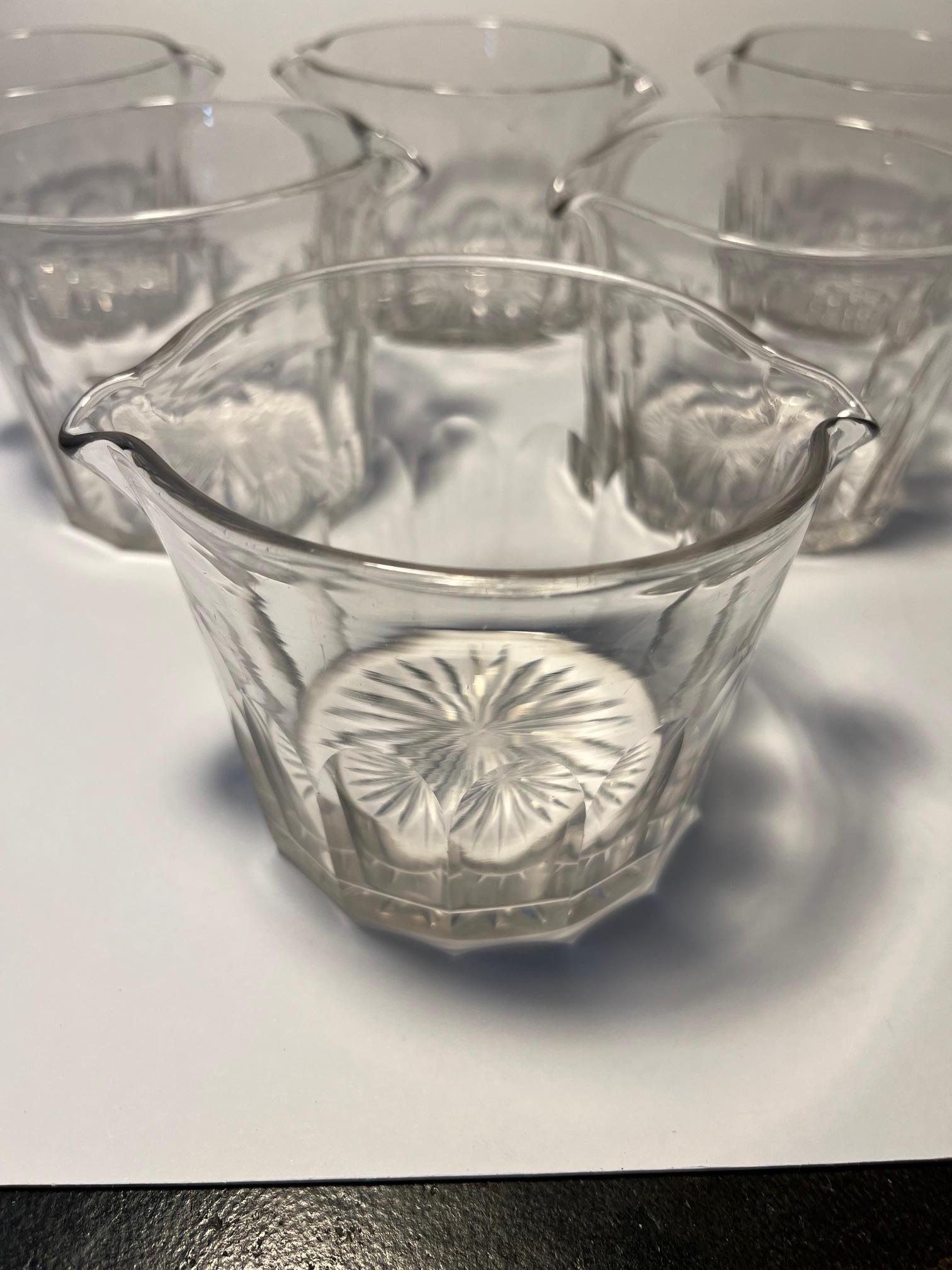 Juego de seis enjuagadores de cristal de principios del siglo XIX.

Algunos pequeños defectos en el cristal, burbujas de aire y pequeñas imperfecciones. Sin grietas ni astillas.

Ligero desgaste de las bases, justo en consonancia con la edad de los