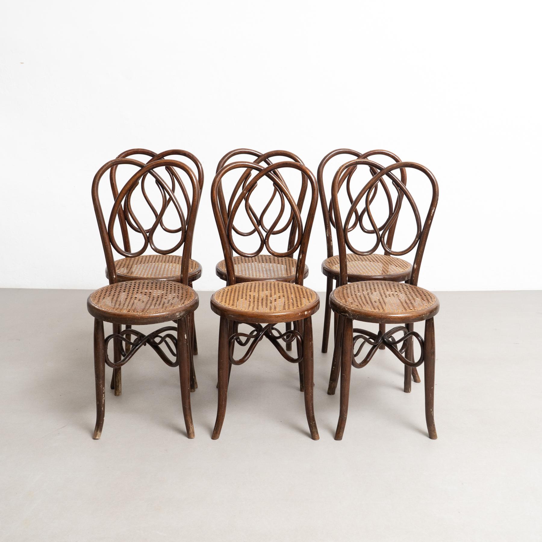 Ajoutez une touche d'élégance vintage à votre intérieur avec cet ensemble exquis de six chaises en bois courbé du début du XXe siècle. Fabriquées à Valence, en Espagne, vers 1940, ces chaises incarnent la beauté intemporelle et le savoir-faire de