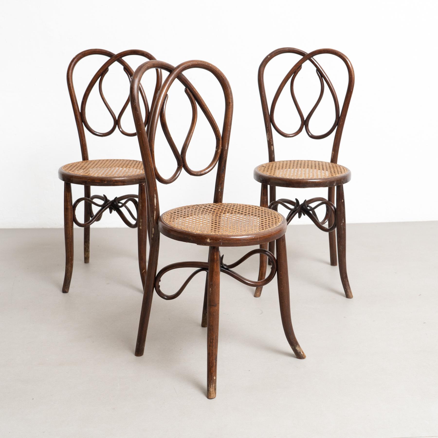 Espagnol Ensemble de six chaises en bois bentley du début du 20e siècle avec sièges en rotin en vente