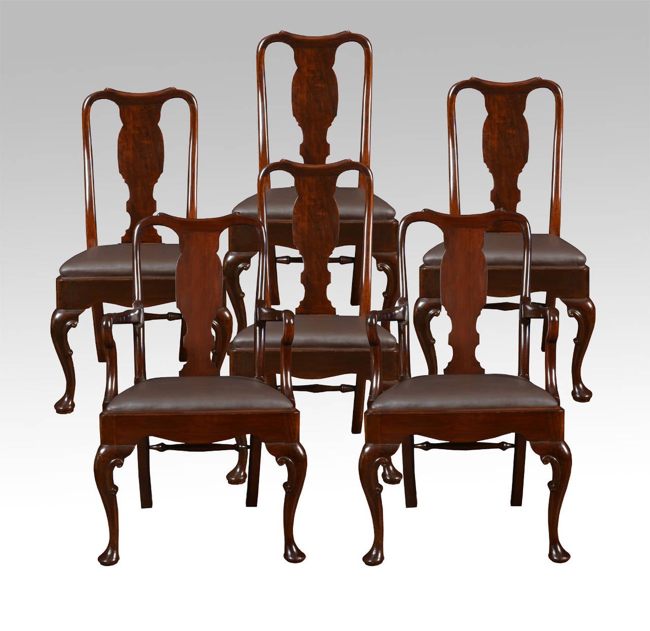 Set di sei sedie da pranzo con schienale alto in stile Queen Anne dell'inizio del XX secolo, con schienale a forma di vaso, sedile a ribalta e supporti a cabriole uniti da uno stiracchio posteriore tornito, due intagliatori e quattro