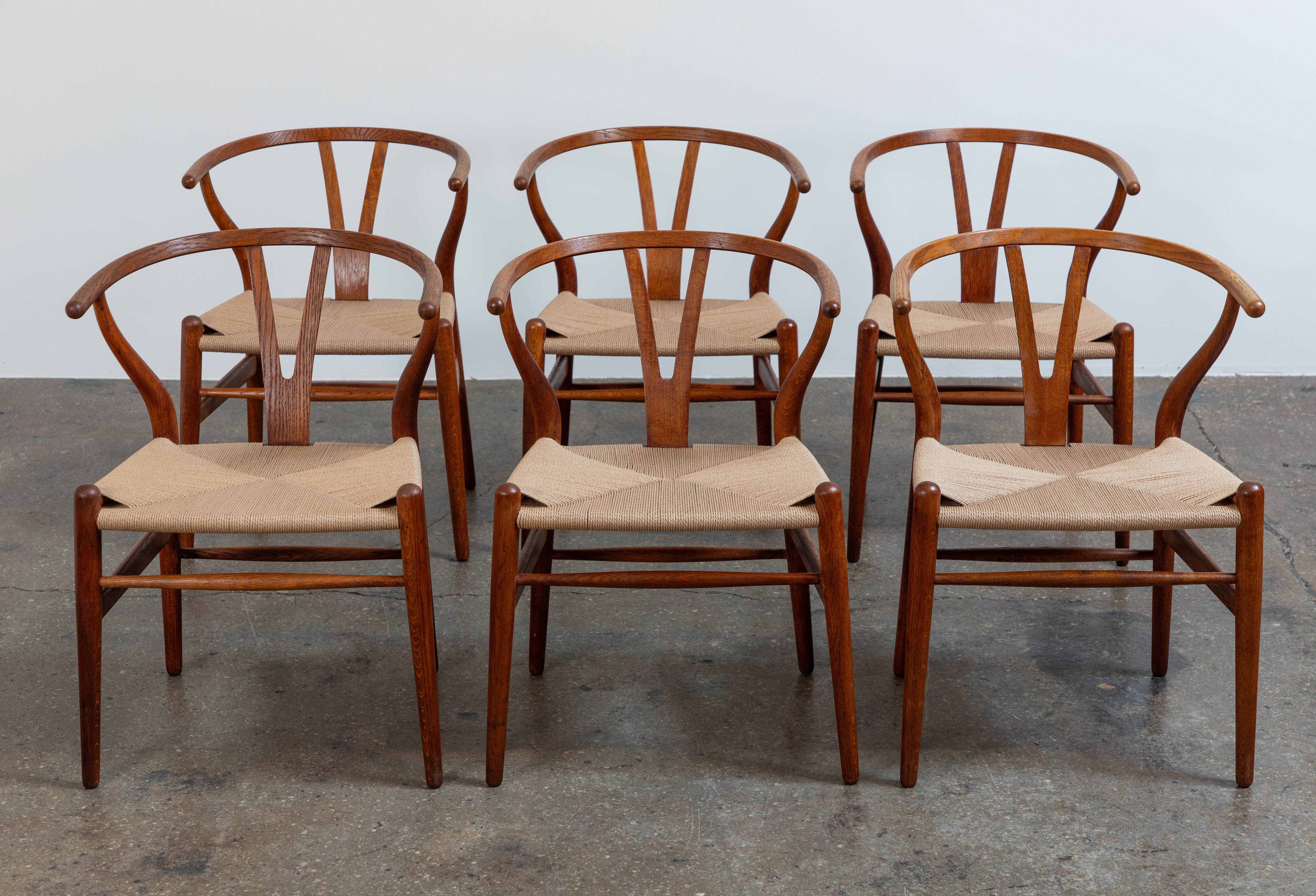 Patiné Ensemble de six chaises de salle à manger Wishbone CH-24 de Early Wegner pour Carl Hansen & Son en vente
