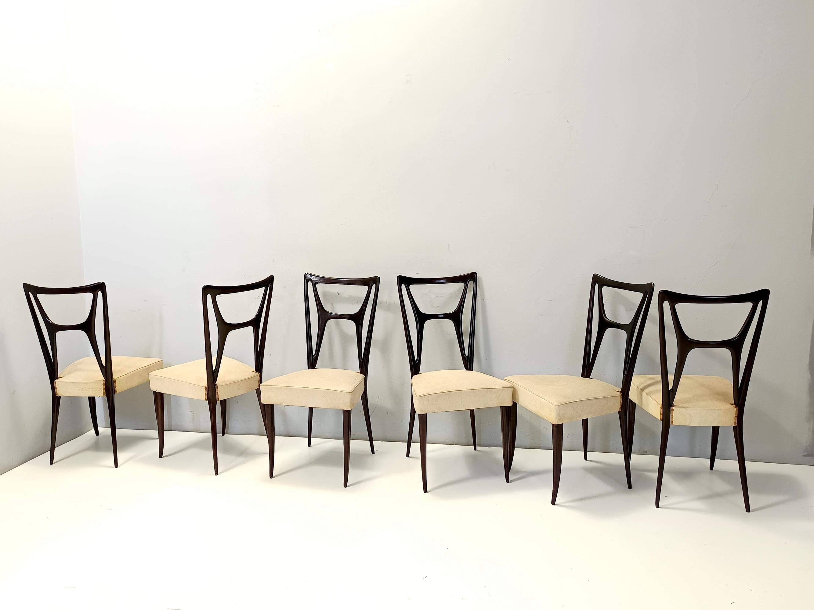 Mid-Century moderno Set di sei sedie da pranzo in faggio ebanizzato con rivestimento in Skai avorio, Italia in vendita