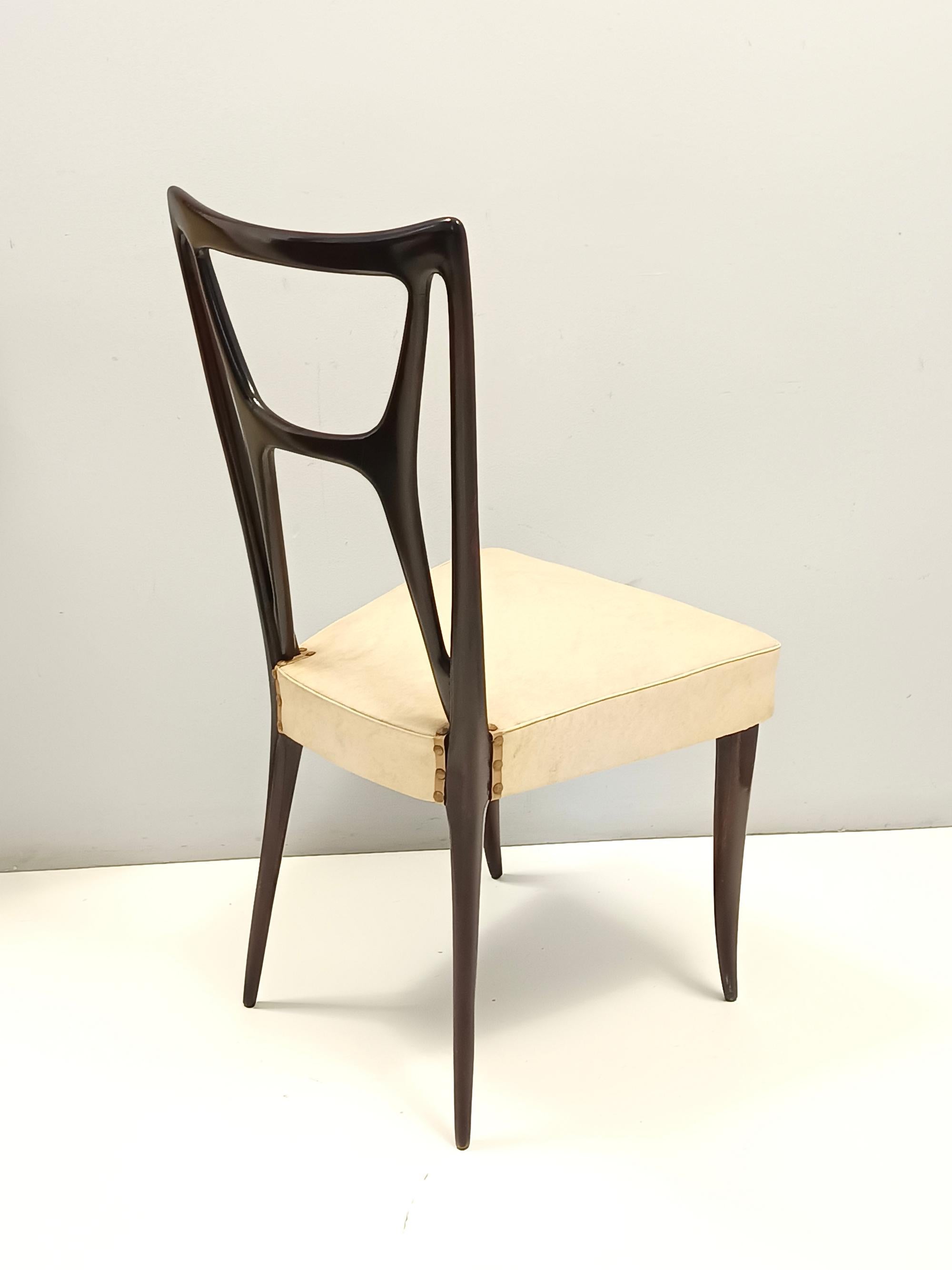 Materiale sintetico Set di sei sedie da pranzo in faggio ebanizzato con rivestimento in Skai avorio, Italia in vendita