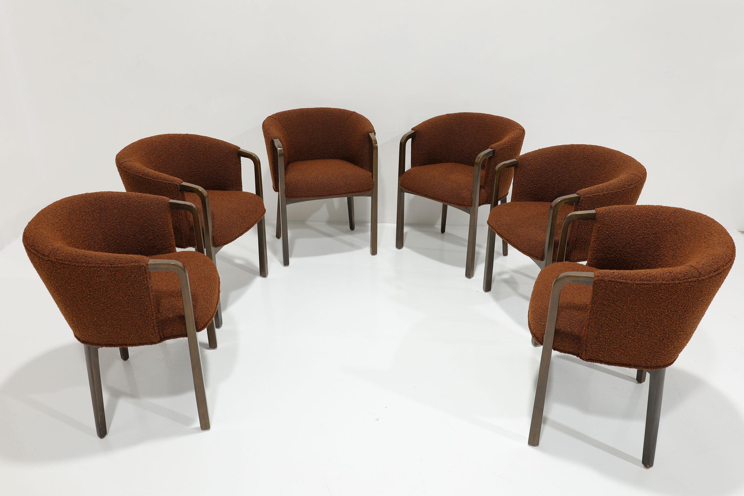 Un ensemble de 6 chaises de salle à manger d'Edward Wormley pour Dunbar, tapissées d'une boucle de haute qualité en épice et noir, incarne le summum du design du milieu du siècle. Dunbar était l'un des meilleurs fabricants des années 1950 et 1960,