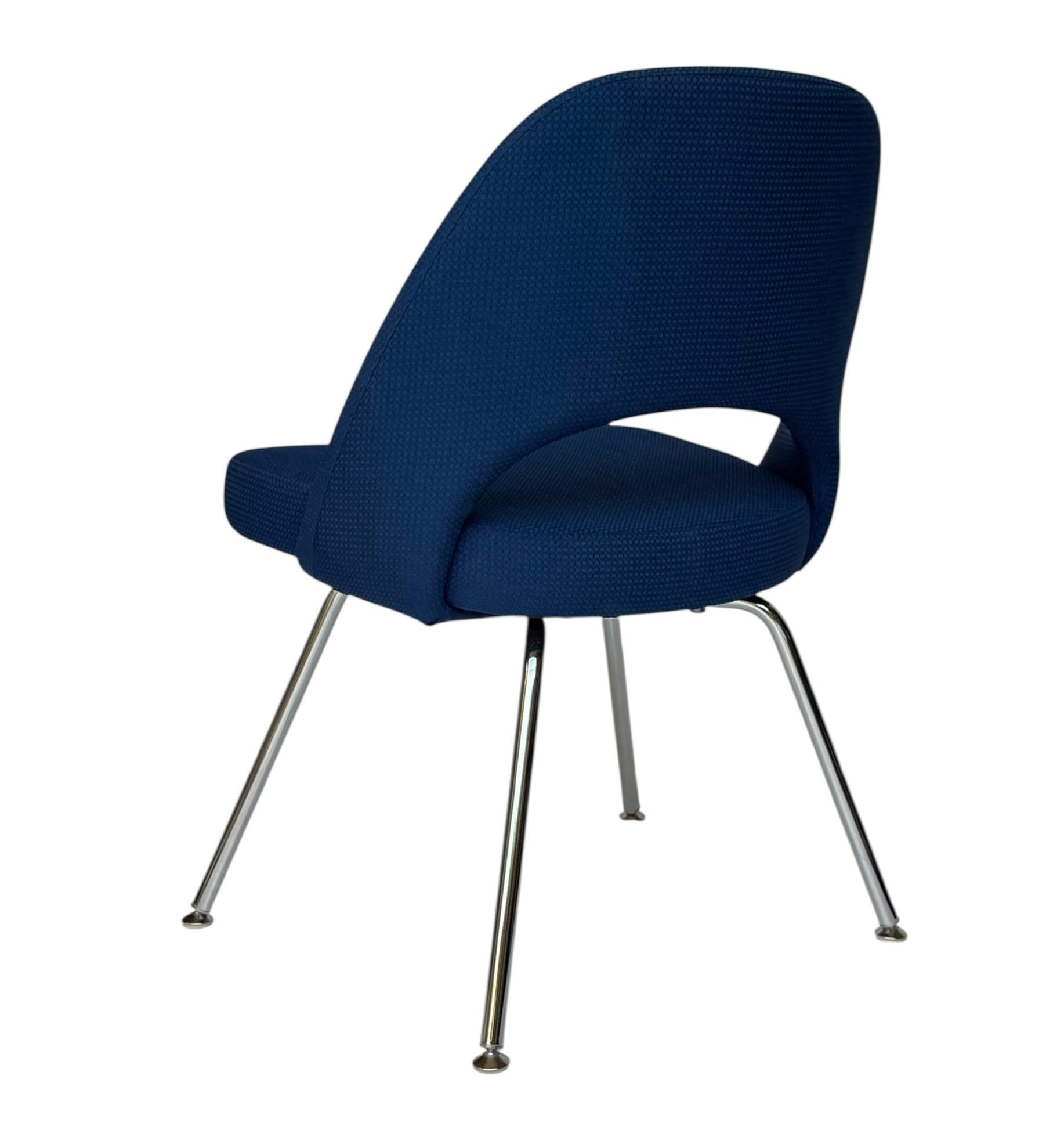 Set of Six Eero Mid Century Saarinen Executive Dining Chairs for Knoll in Navy im Zustand „Gut“ im Angebot in Philadelphia, PA