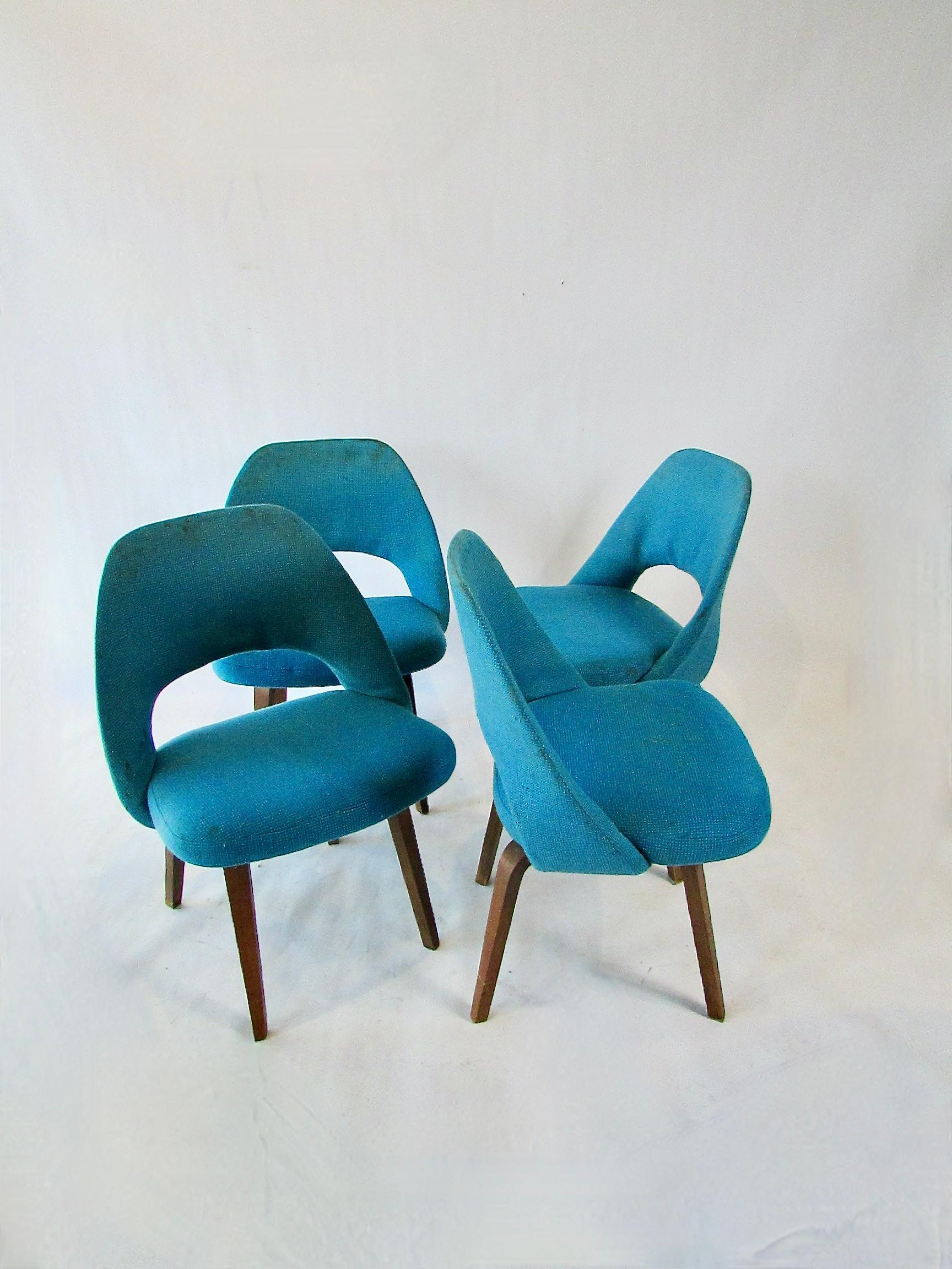 Tappezzeria Set di sei sedie direzionali Eero Saarinen Knoll, tutte originali, che necessitano di restauro in vendita