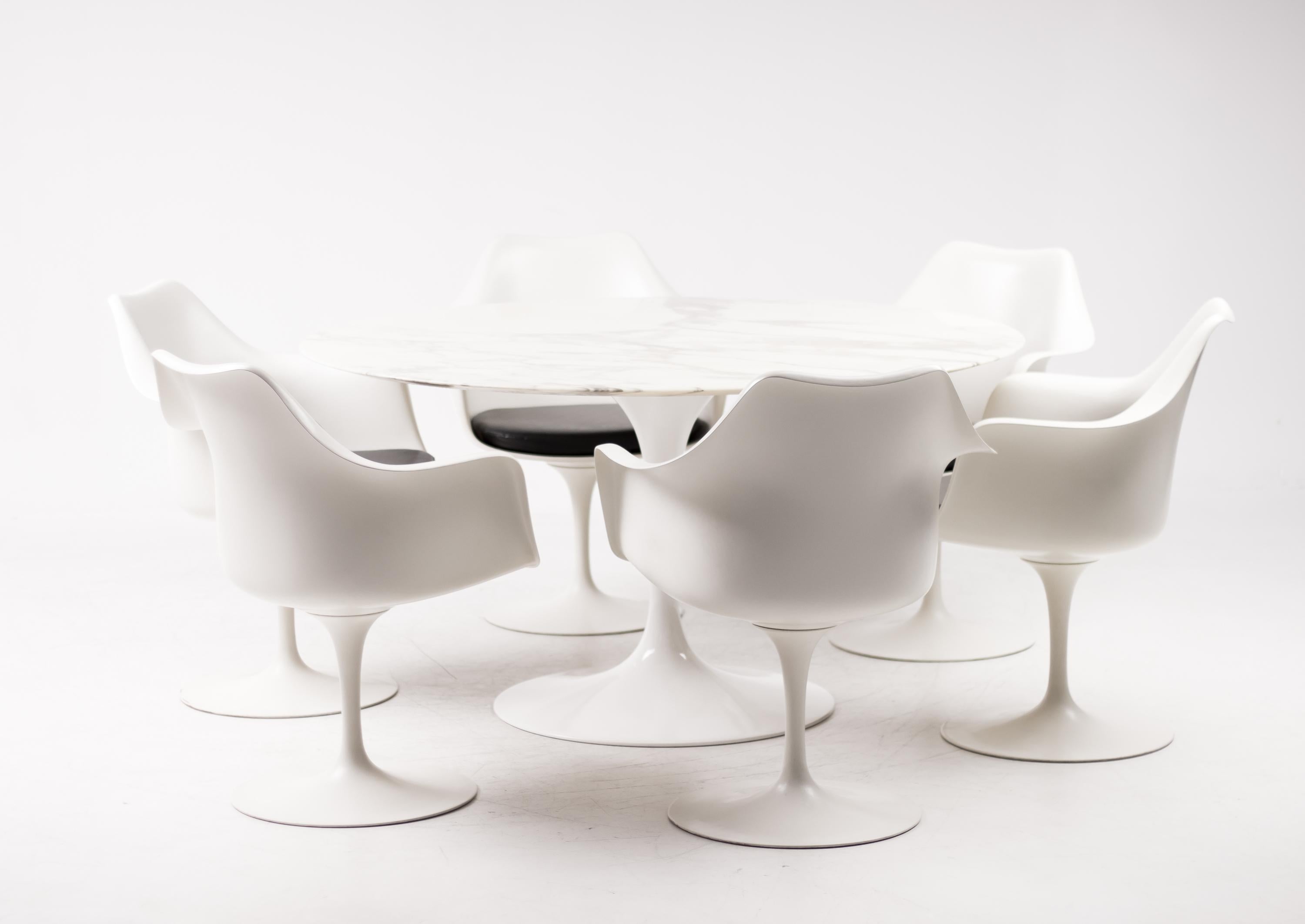 Dieser Satz von 6 sehr frühen Sesseln wurde ebenfalls von Eero Saarinen für Knoll International entworfen. 
Alle Stühle sind mit einem Etikett von Knoll 320 Park Avenue versehen:: das auf dem Sitz unter dem Sitzkissen aufgeklebt ist. 
Das Etikett