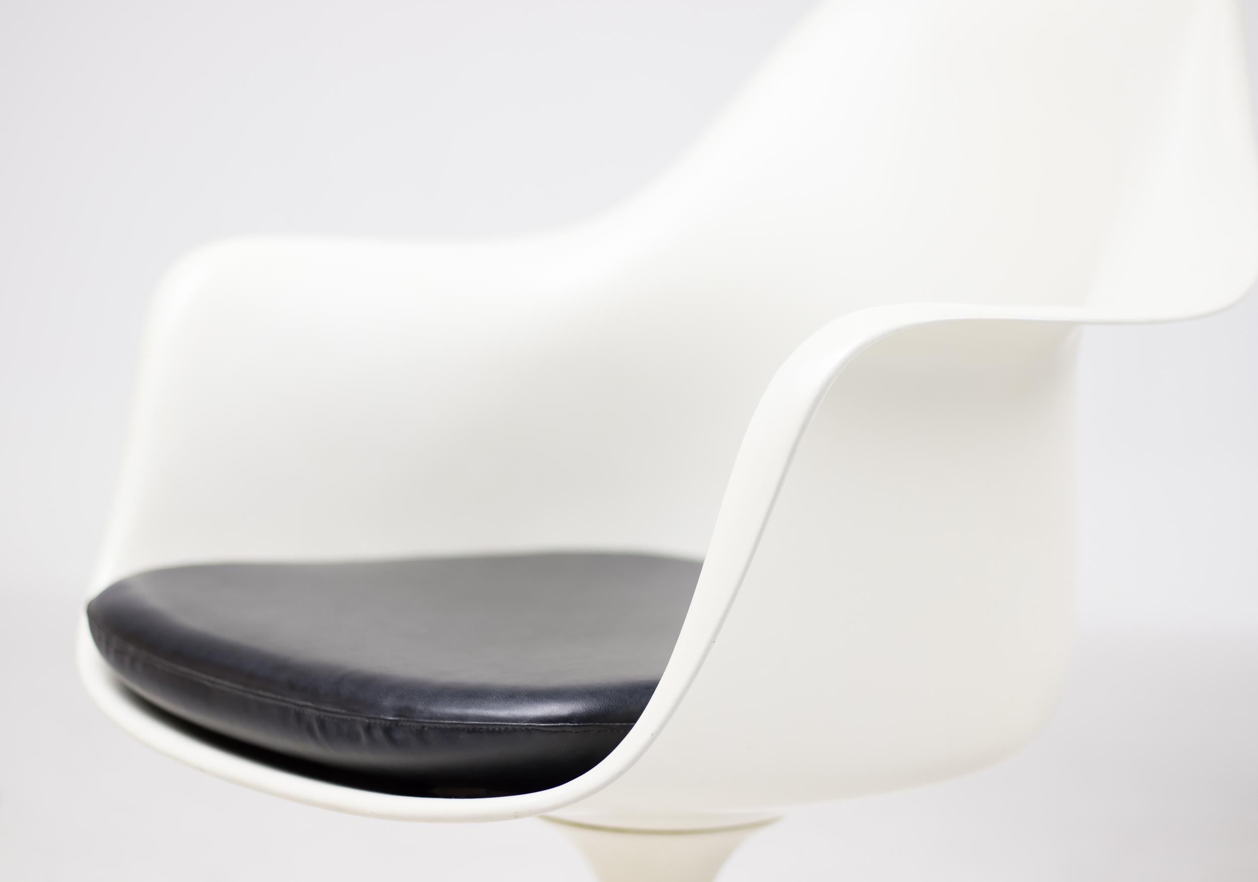 Mid-Century Modern Set of Six Eero Saarinen Model 150 Tulip Armchairs by Knoll International