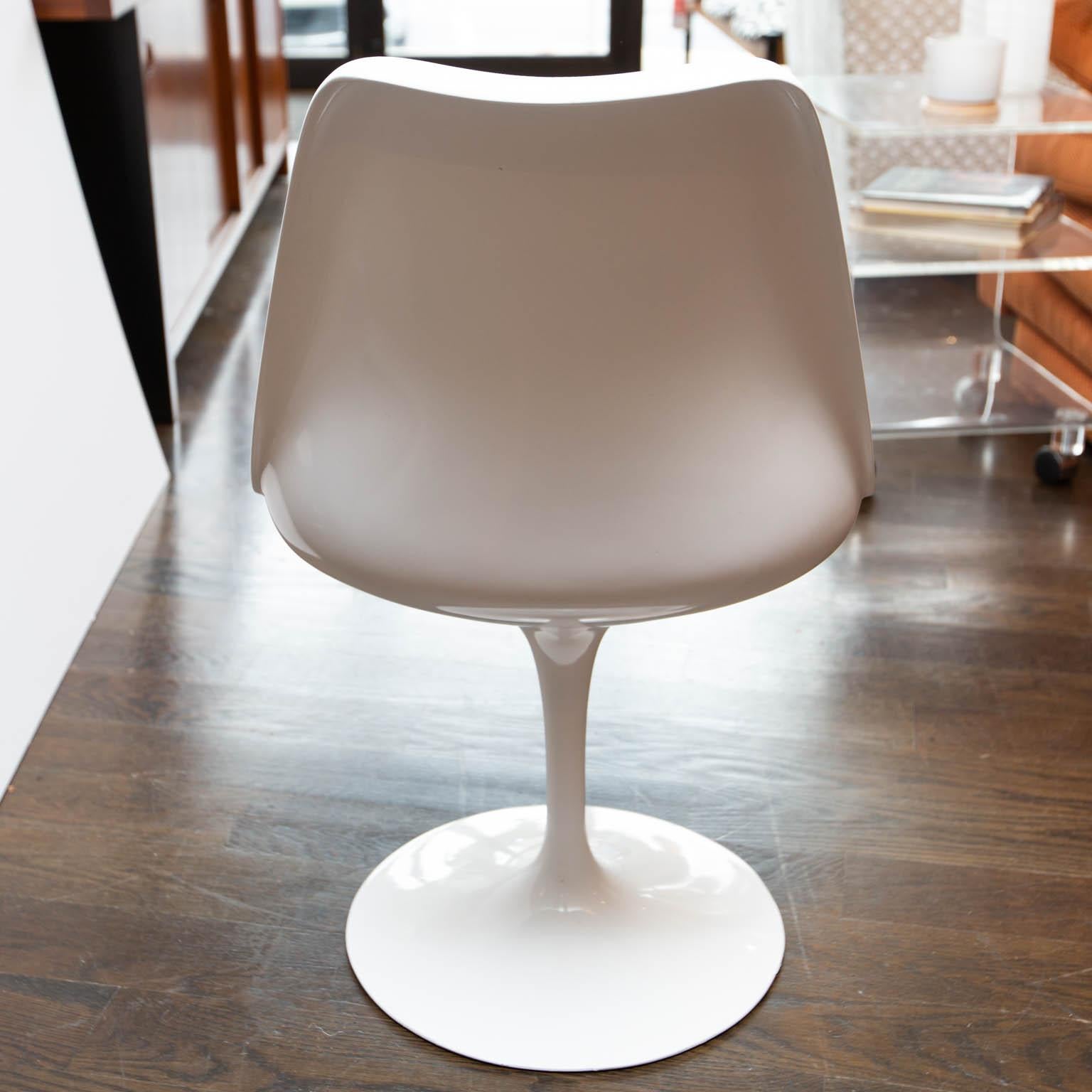 Set of Six Eero Saarinen Tulip Chairs for Knoll In Excellent Condition For Sale In New London, CT