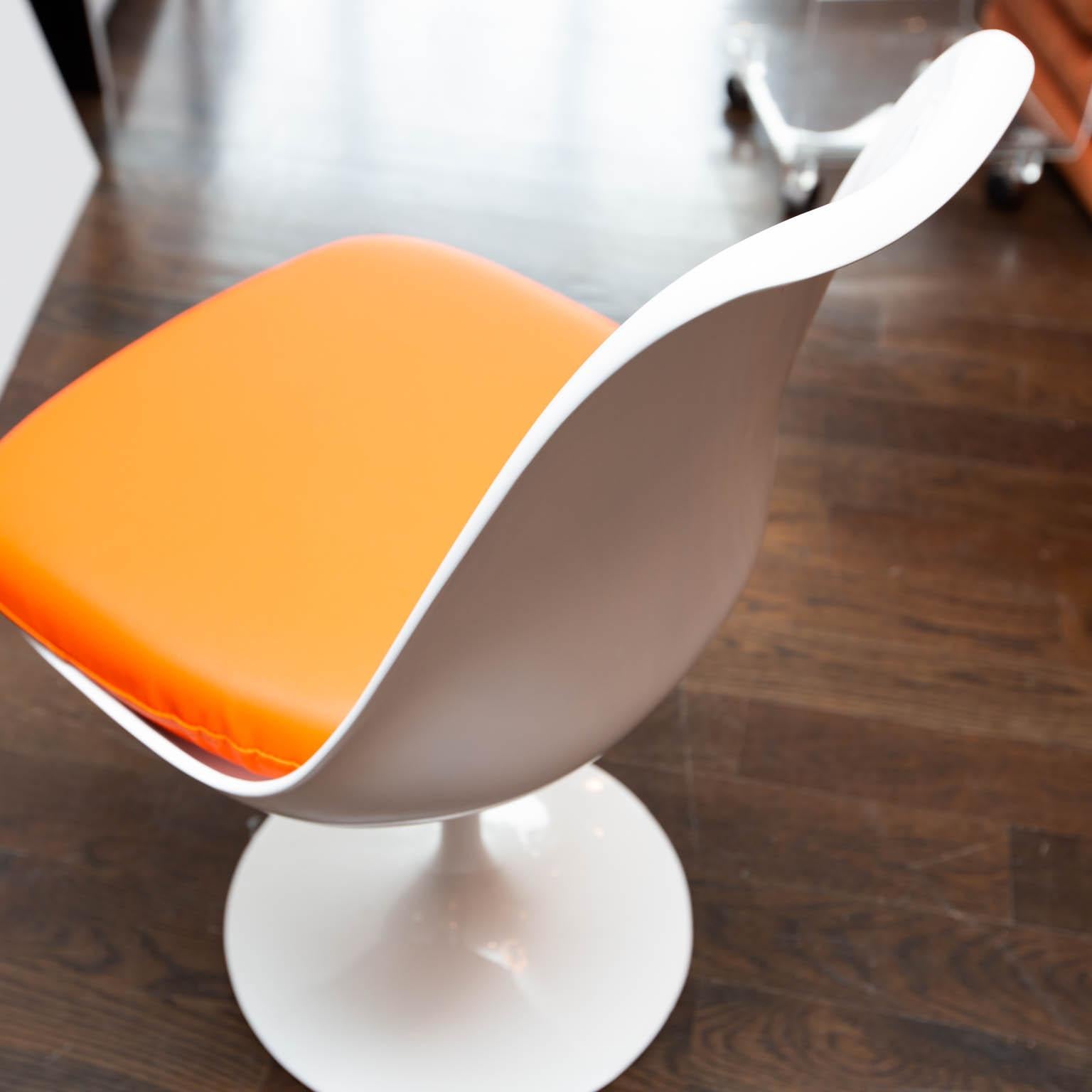 20th Century Set of Six Eero Saarinen Tulip Chairs for Knoll For Sale