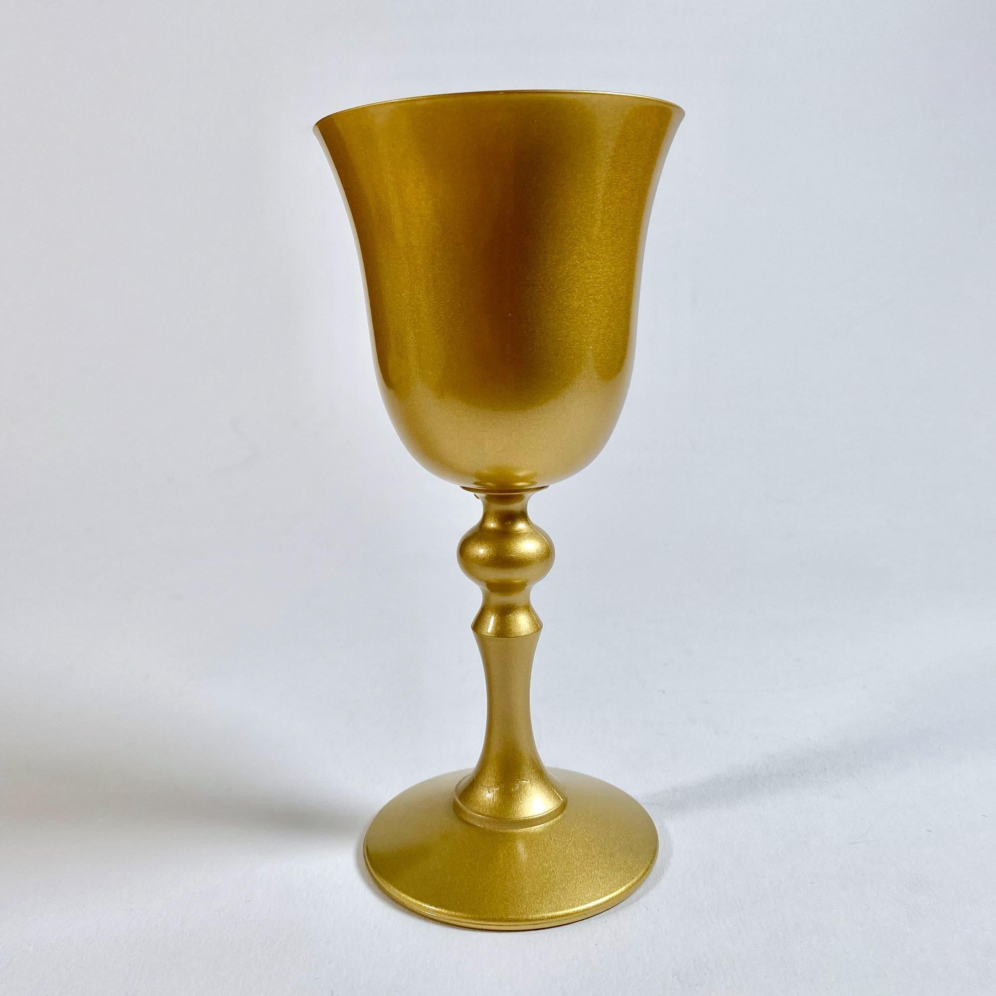 Rehaussez votre expérience culinaire avec cet exquis ensemble de six verres teintés d'or datant des années 1980. D'une hauteur de 17 cm et d'un diamètre de 8 cm, ces verres sont fabriqués en verre trempé, ce qui garantit à la fois leur durabilité et