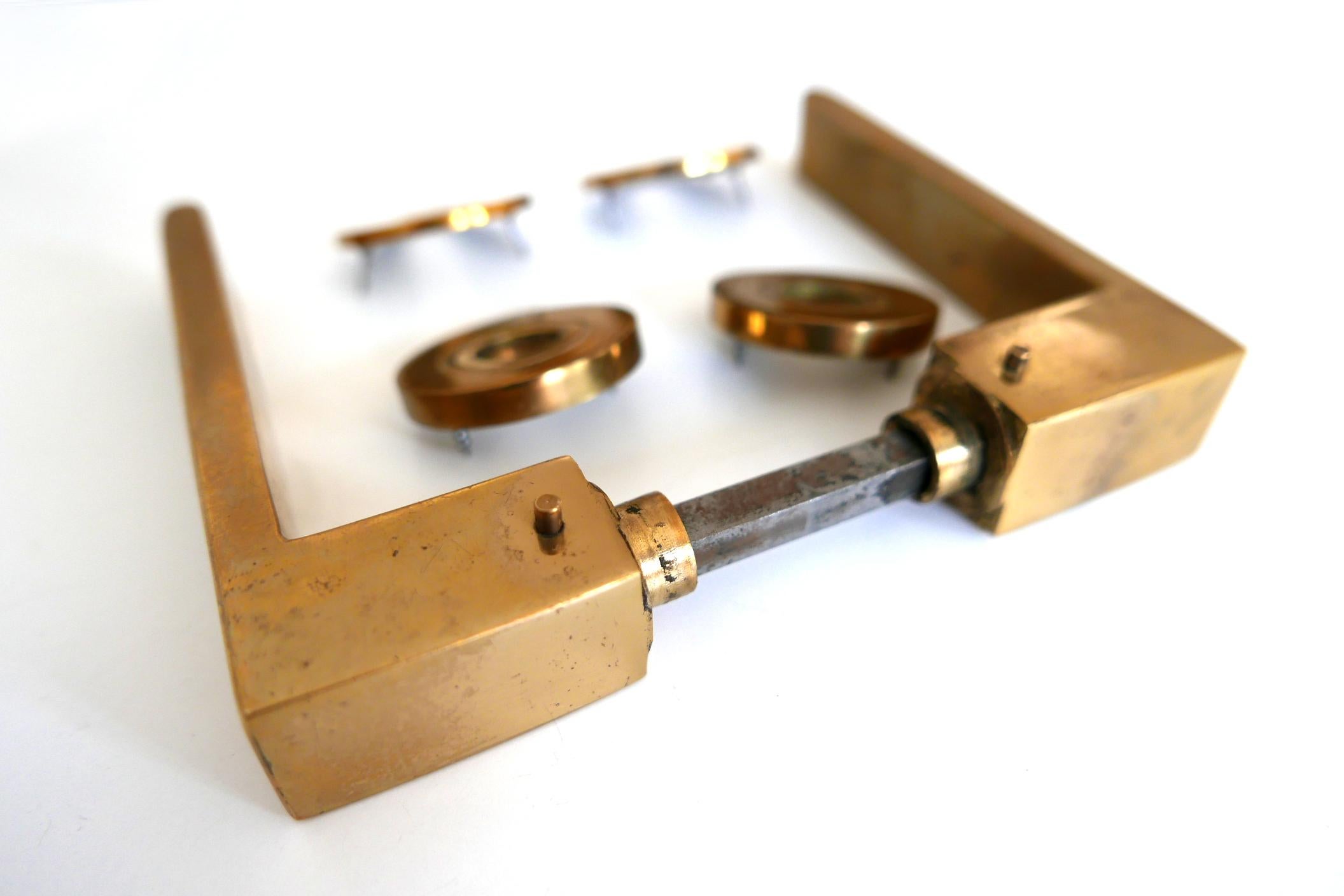 Set di sei eleganti maniglie per porte in ottone della modernità di metà secolo, anni '50, Germania in vendita 9