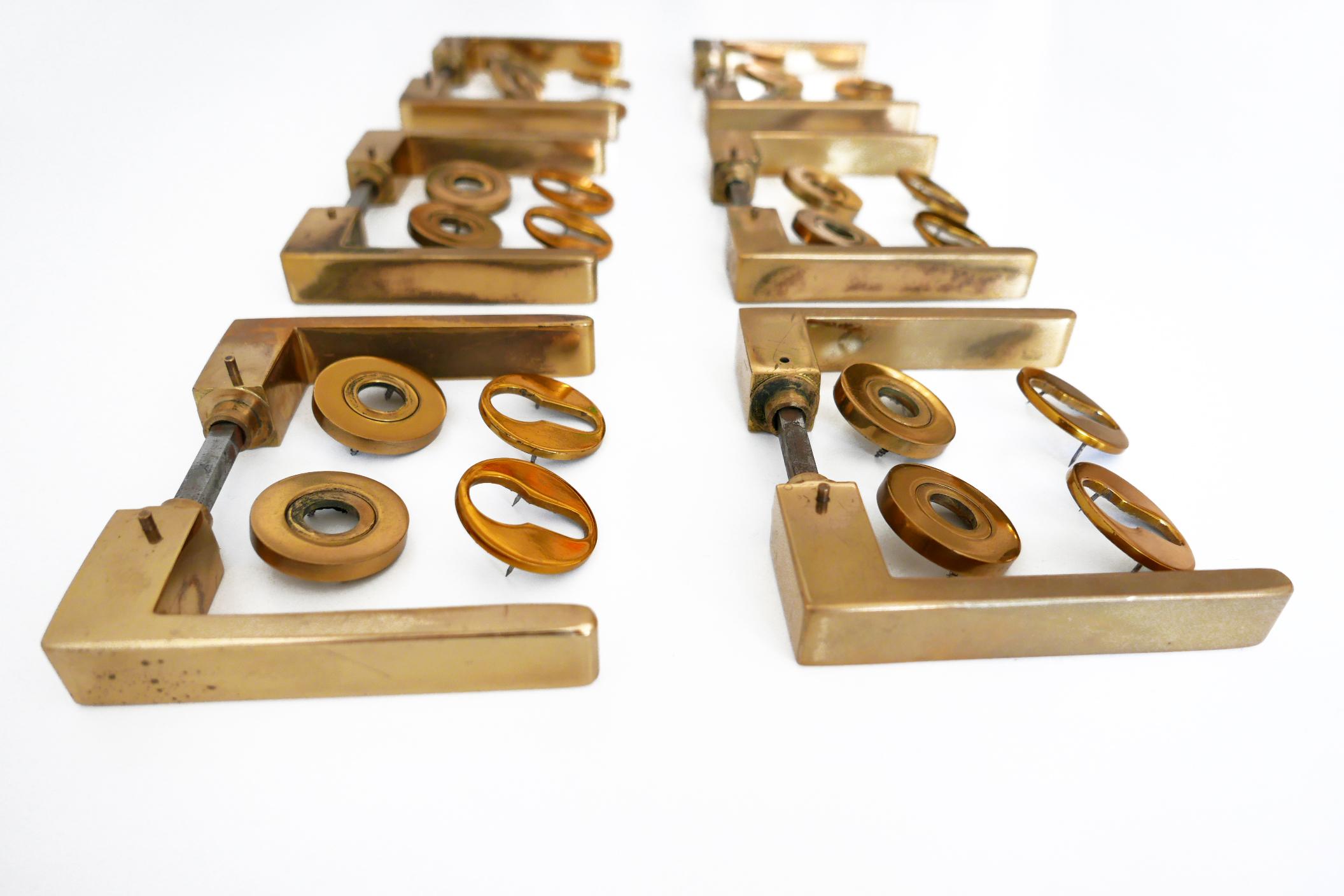 Ottone Set di sei eleganti maniglie per porte in ottone della modernità di metà secolo, anni '50, Germania in vendita