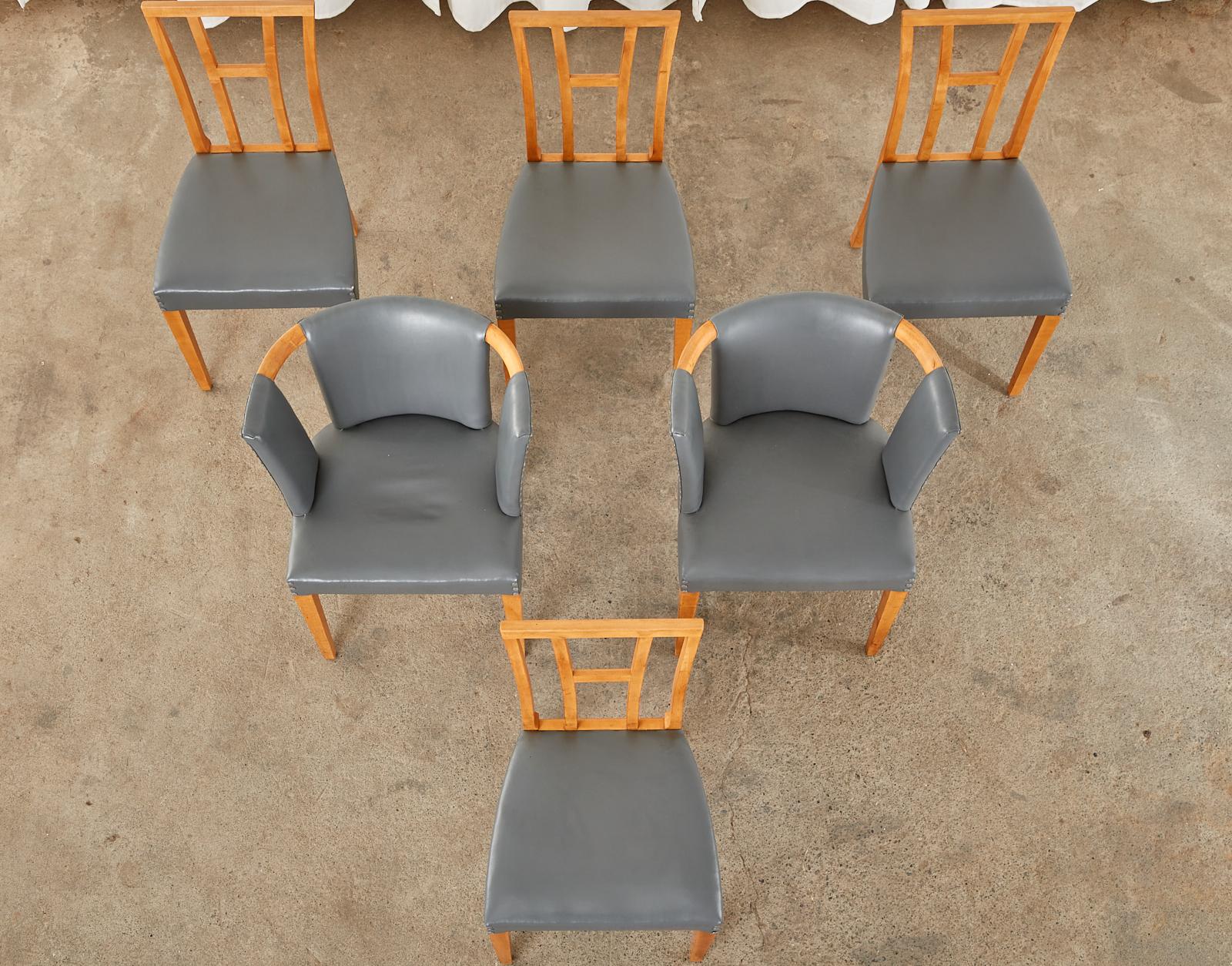 Seltener Mid-Century Modern Satz von sechs Esszimmerstühlen, entworfen von Eliel Saarinen für Johnson Furniture Co. Das Set besteht aus vier Beistellstühlen und zwei seltenen Stühlen mit Tonnenlehne, die 23 Zoll breit und 30 Zoll hoch sind. Die