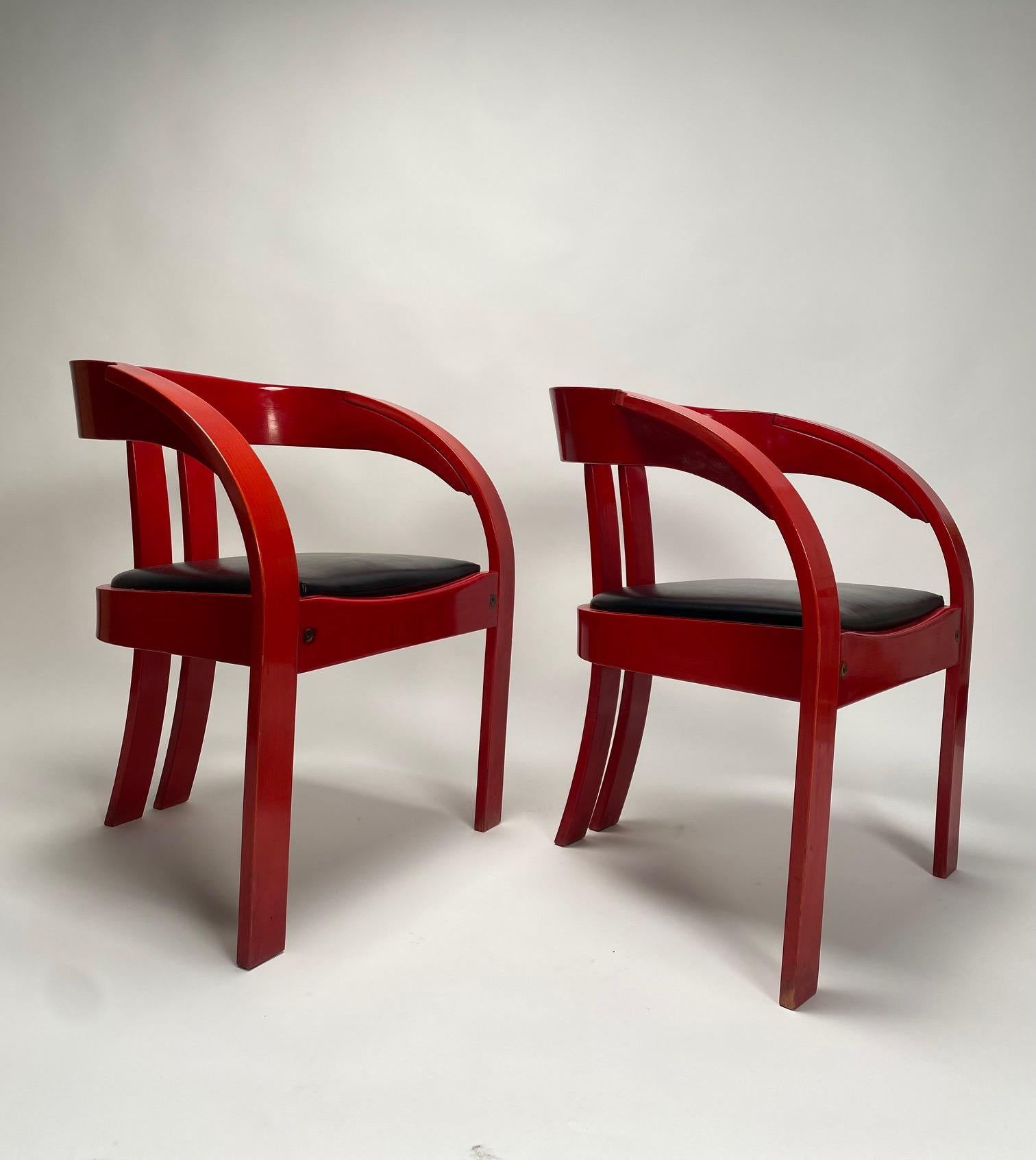 Satz von sechs Sesseln von Giovanni Battista Bassi, lackiertes Holz, Leder Italien 1960er Jahre.

 Ein fröhlicher, geschwungener, rot lackierter Holzsessel mit schwarzer Lederpolsterung. Entworfen von dem Architekten und Designer Giovanni Battista