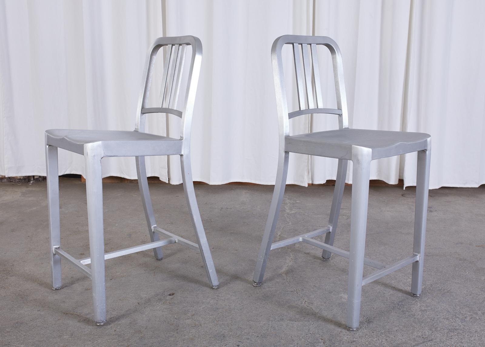 Ensemble de six tabourets de comptoir Emeco en aluminium brossé de couleur bleu marine en vente 2