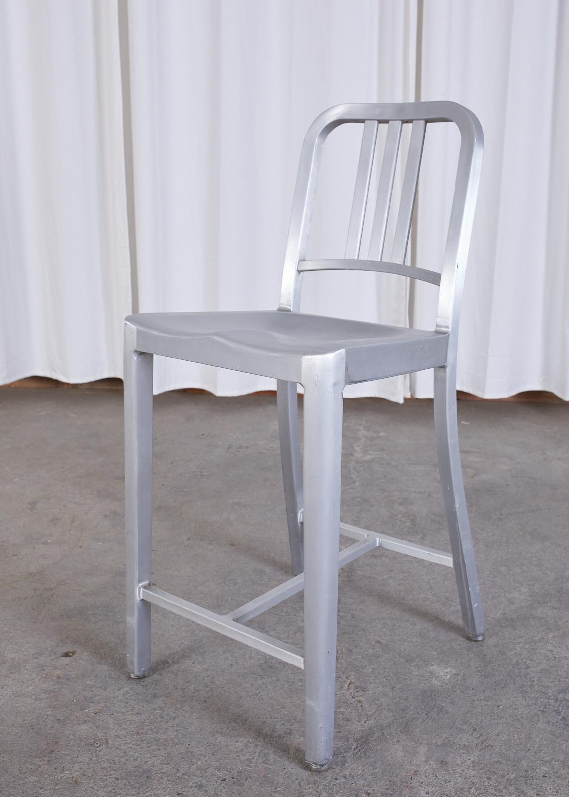 Ensemble de six tabourets de comptoir Emeco en aluminium brossé de couleur bleu marine en vente 5