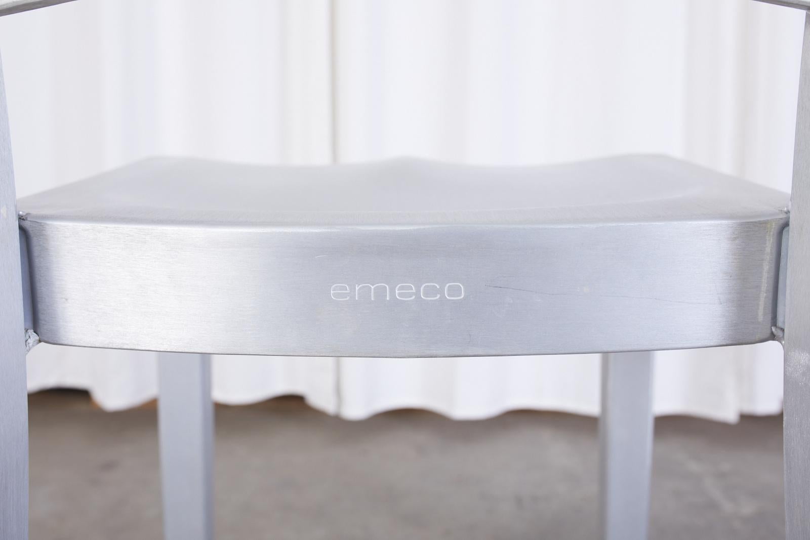 Américain Ensemble de six tabourets de comptoir Emeco en aluminium brossé de couleur bleu marine en vente