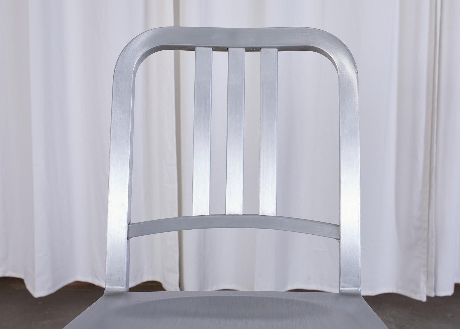 Set di sei sgabelli da banco Emeco Navy in alluminio spazzolato in vendita 1