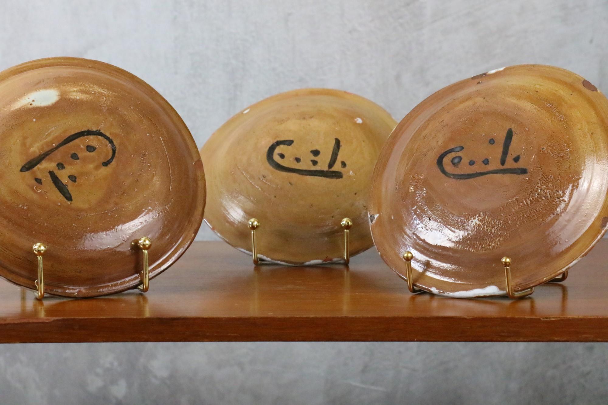 Milieu du XXe siècle Ensemble de six assiettes émaillées par Ccile Dein, céramiste française, datant d'environ 1960