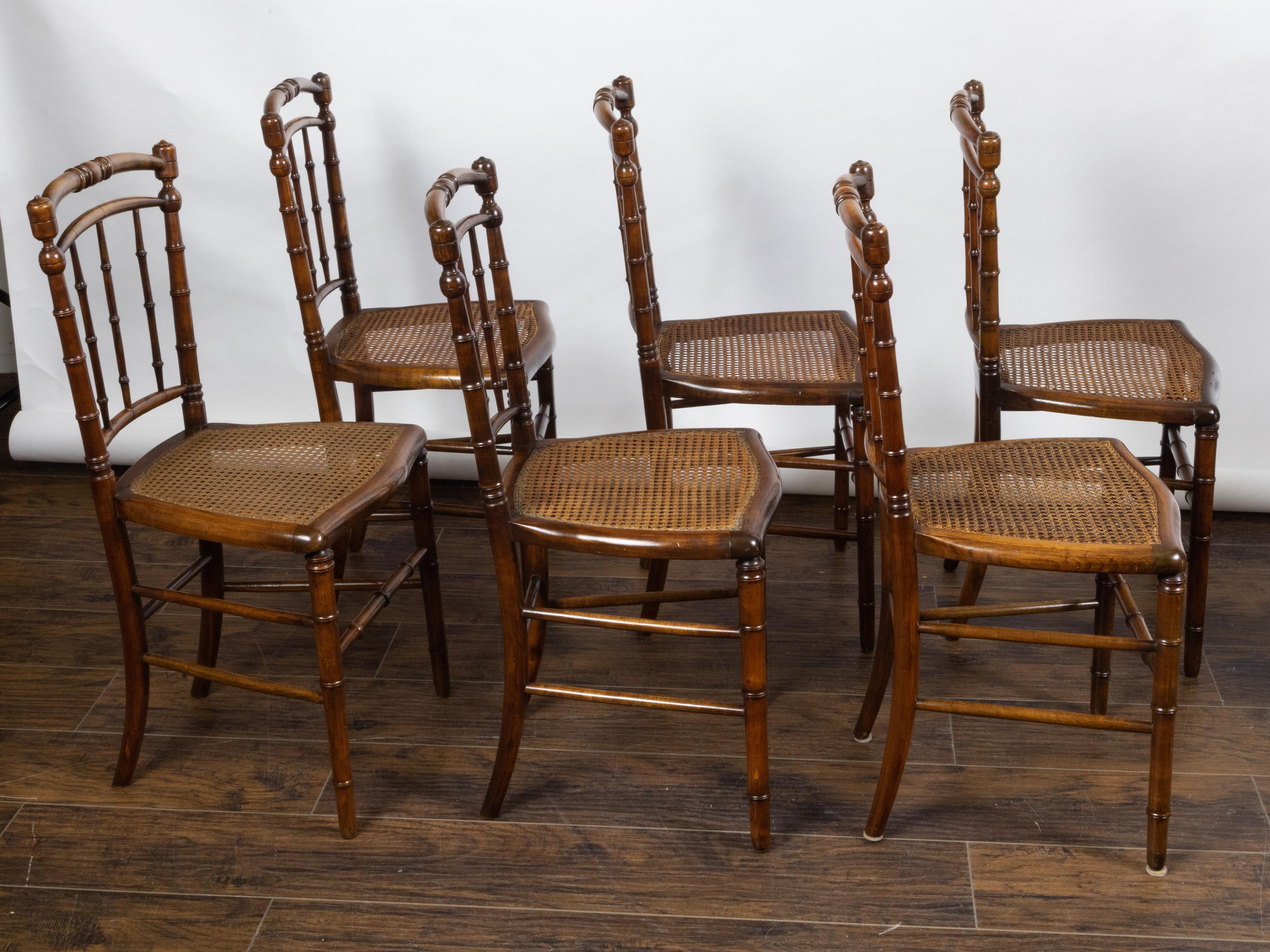 Ensemble de six chaises d'appoint anglaises 1900 en faux bambou et noyer à assise cannée en vente 5