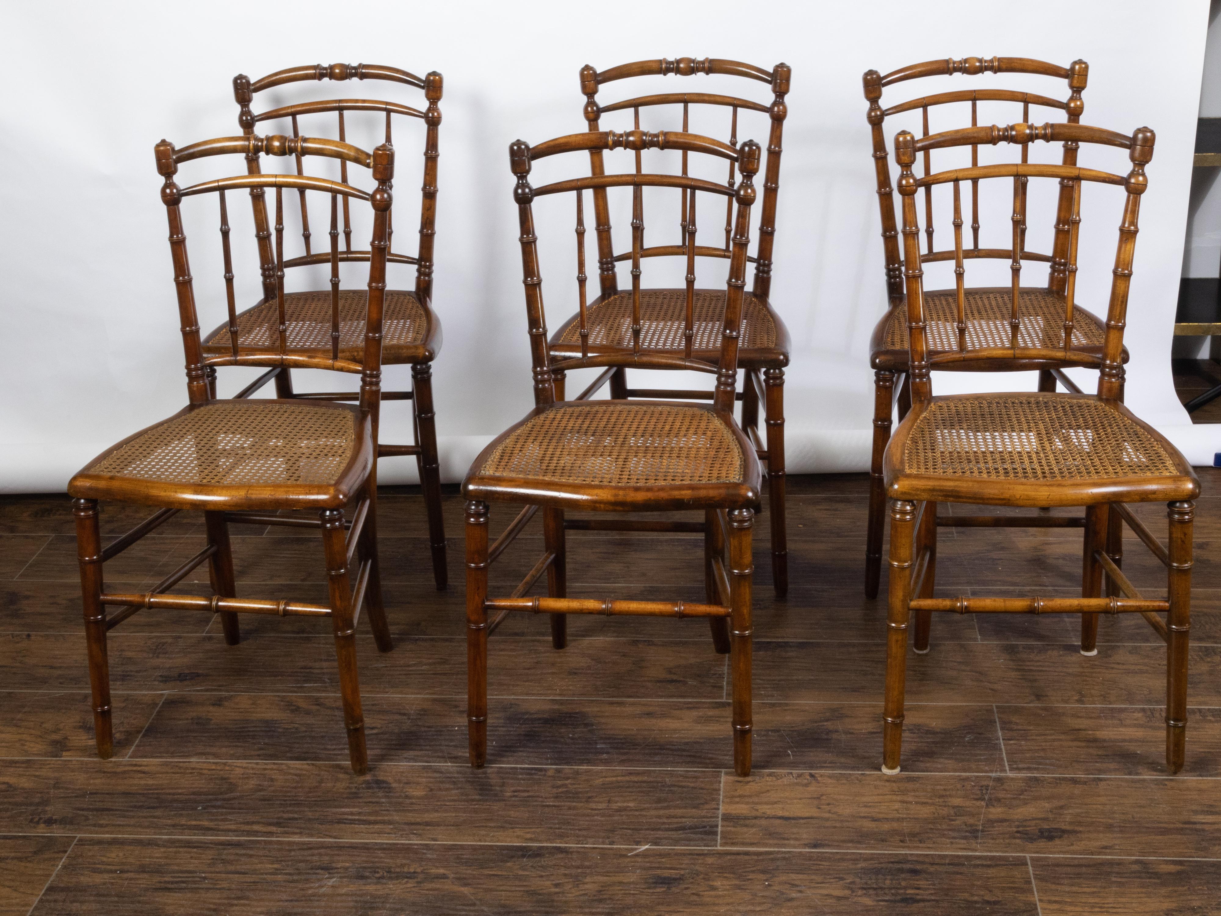Anglais Ensemble de six chaises d'appoint anglaises 1900 en faux bambou et noyer à assise cannée en vente