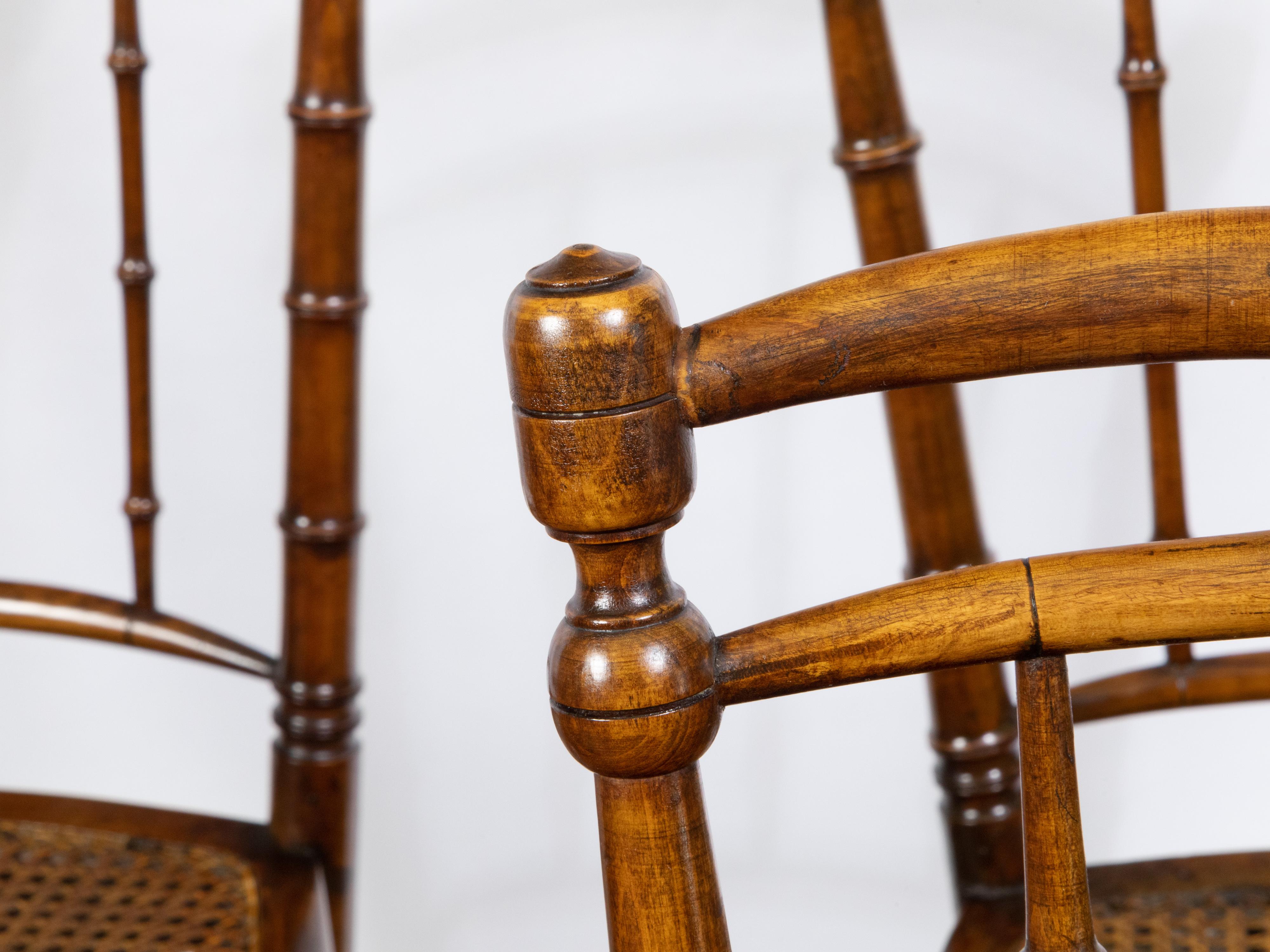 Imitation bambou Ensemble de six chaises d'appoint anglaises 1900 en faux bambou et noyer à assise cannée en vente