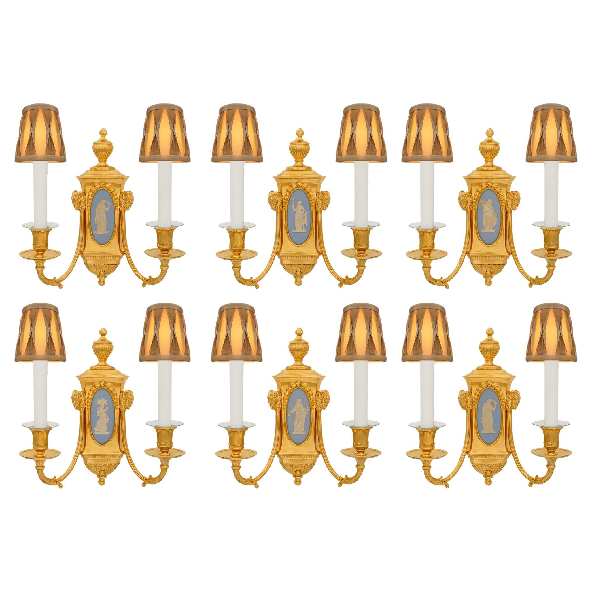 juego de seis apliques ingleses del siglo xix de ormolu y porcelana de Wedgwood en venta