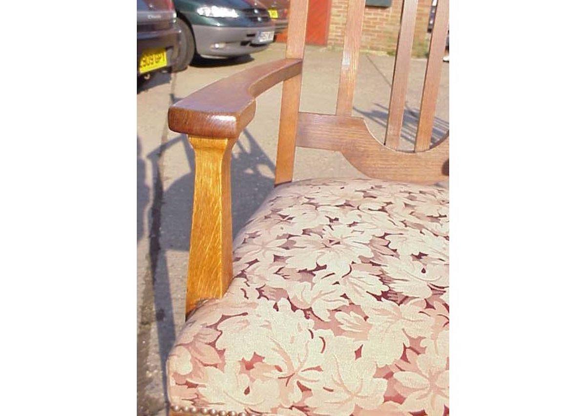 Set aus sechs englischen Arts & Crafts-Esszimmerstühlen aus Eiche mit geschnitzten floralen Rondellen im Zustand „Gut“ im Angebot in London, GB