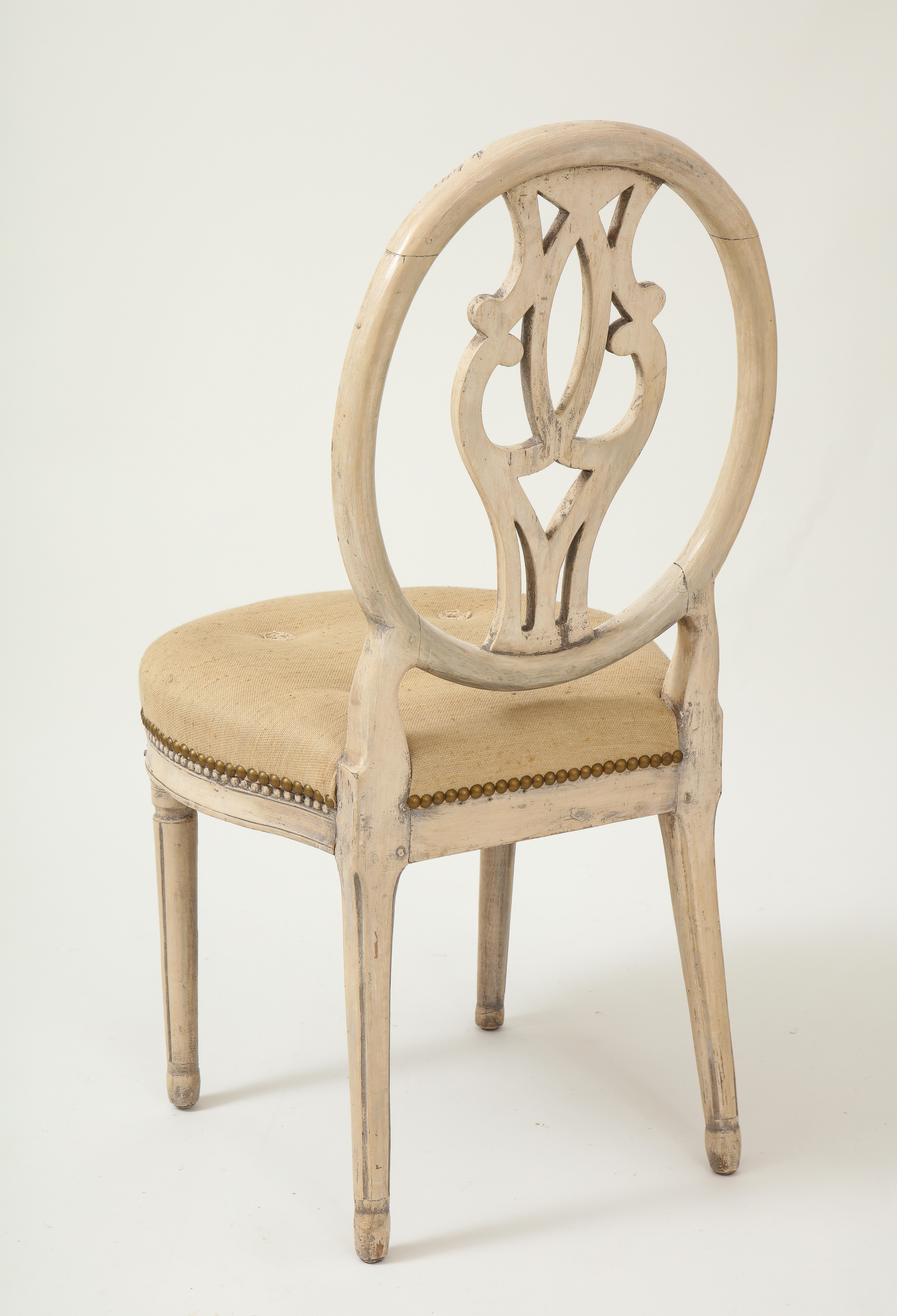 Satz von sechs englischen Hepplewhite-Beistellstühlen mit cremefarbener Bemalung (18. Jahrhundert) im Angebot