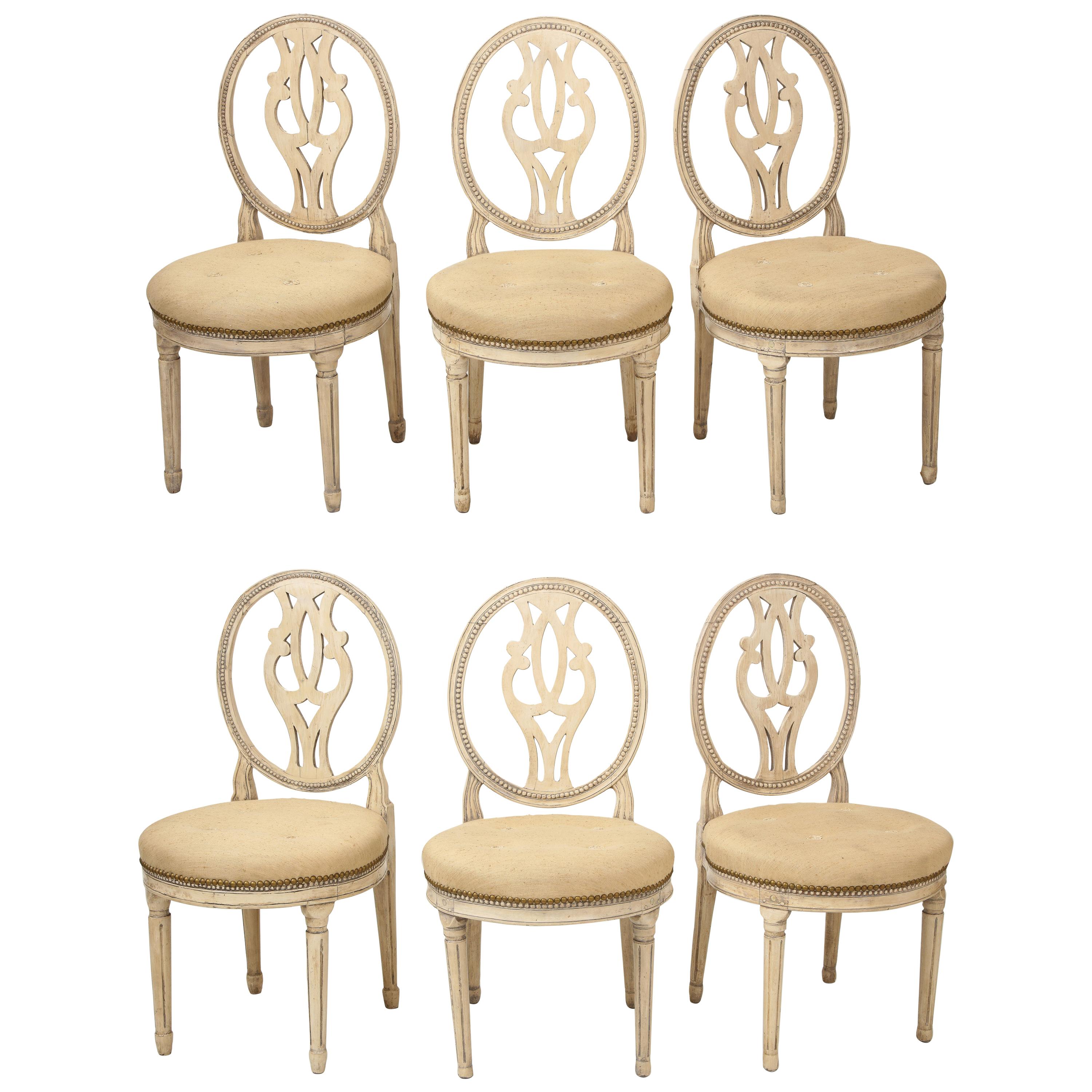 Satz von sechs englischen Hepplewhite-Beistellstühlen mit cremefarbener Bemalung im Angebot