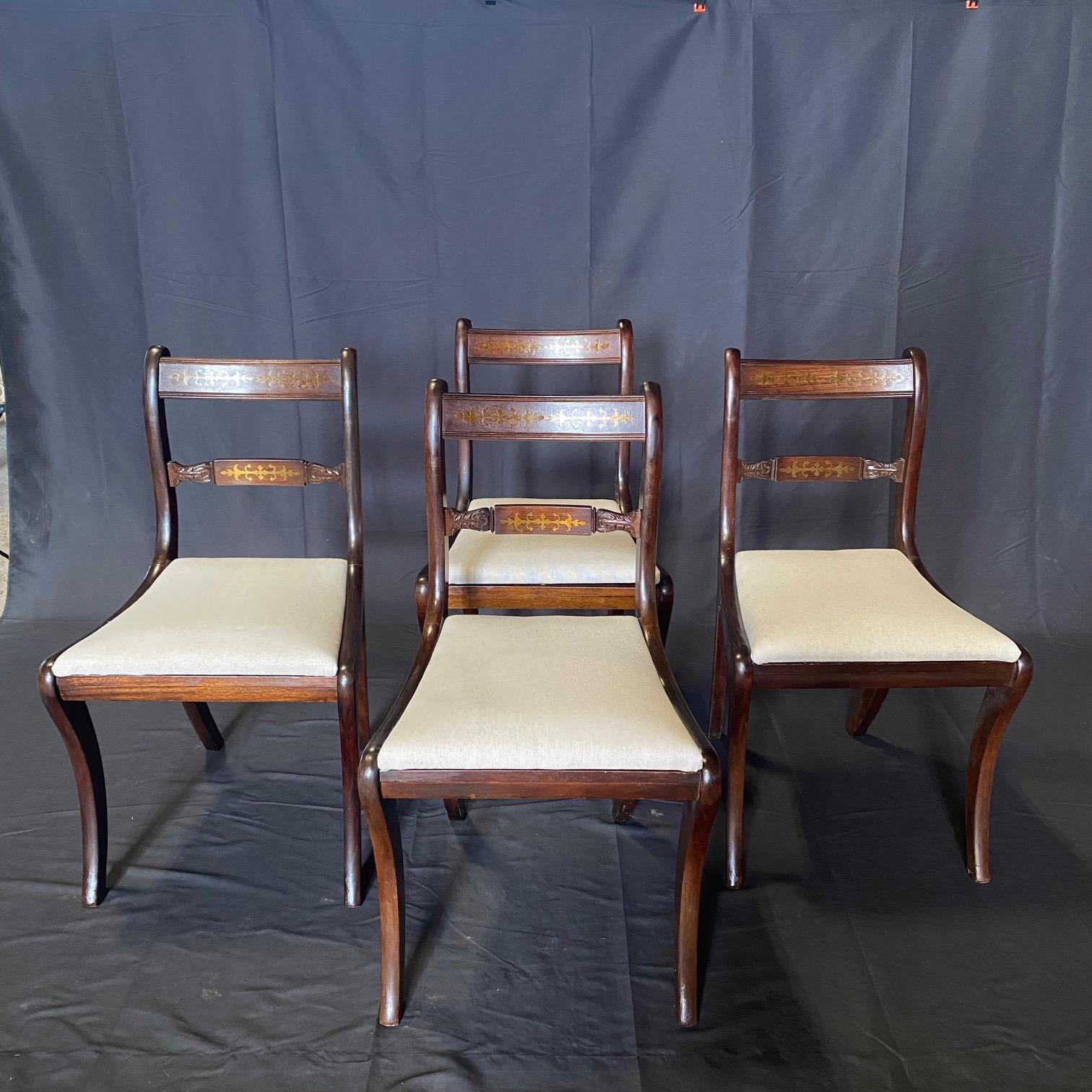 Satz von sechs englischen Regency-Esszimmerstühlen mit Messingintarsien aus Messing und zwei Sesseln im Angebot 9