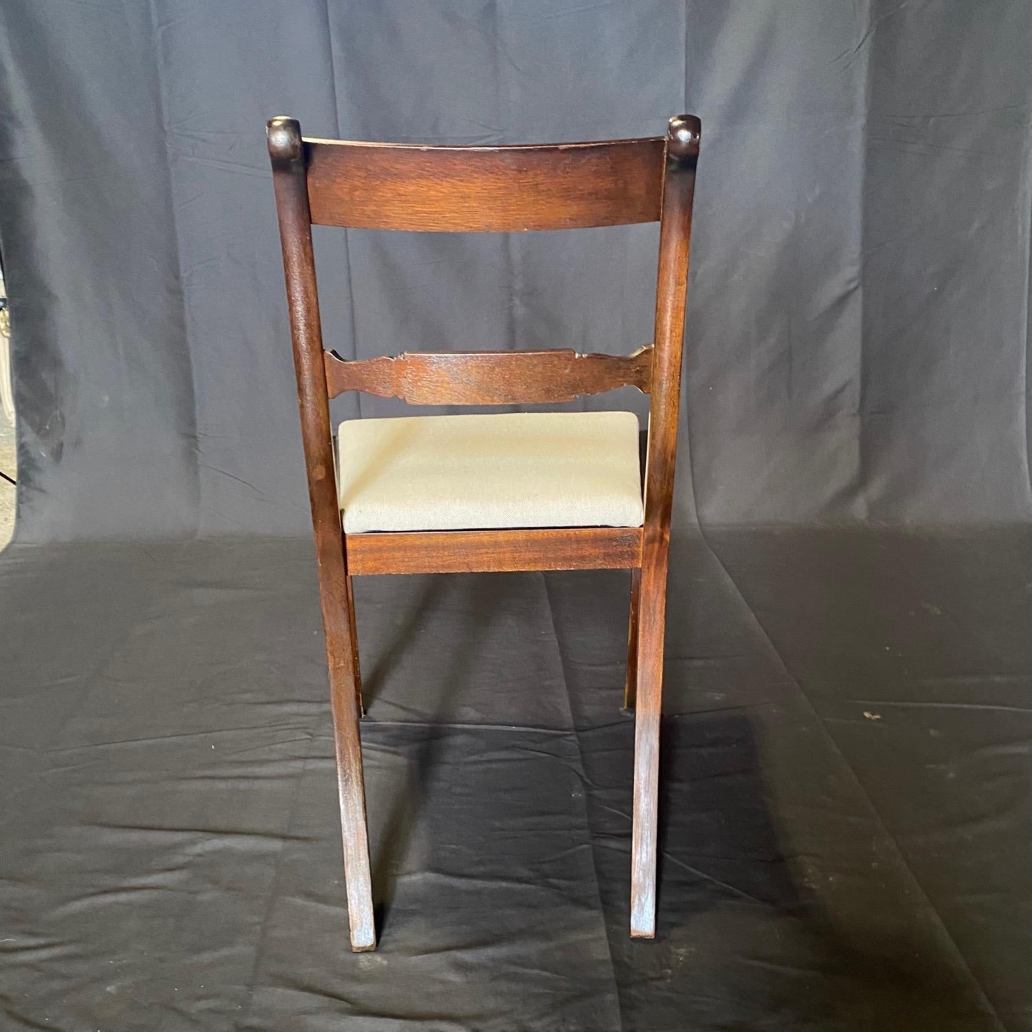 Ensemble de six chaises de salle à manger Regency anglaises incrustées de laiton avec deux fauteuils en vente 14
