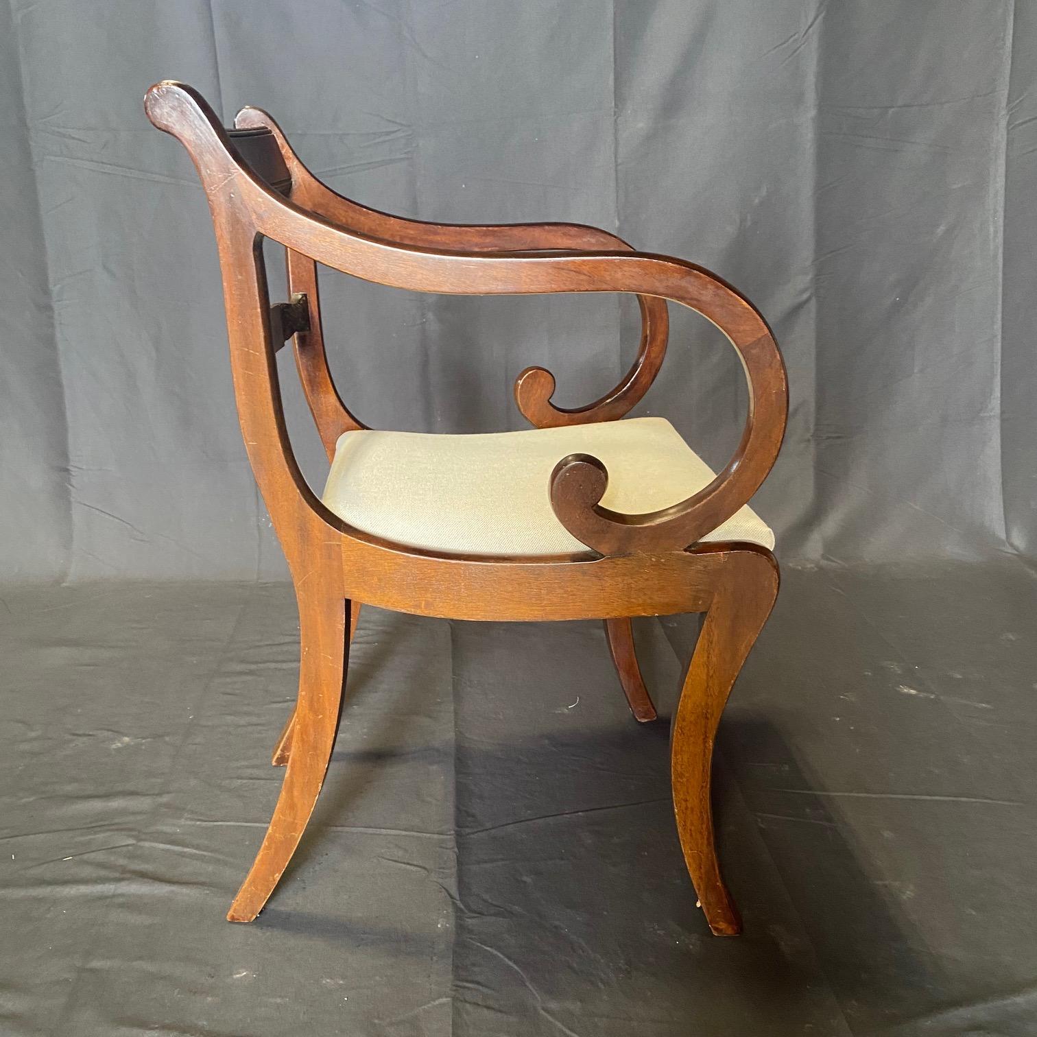 20ième siècle Ensemble de six chaises de salle à manger Regency anglaises incrustées de laiton avec deux fauteuils en vente