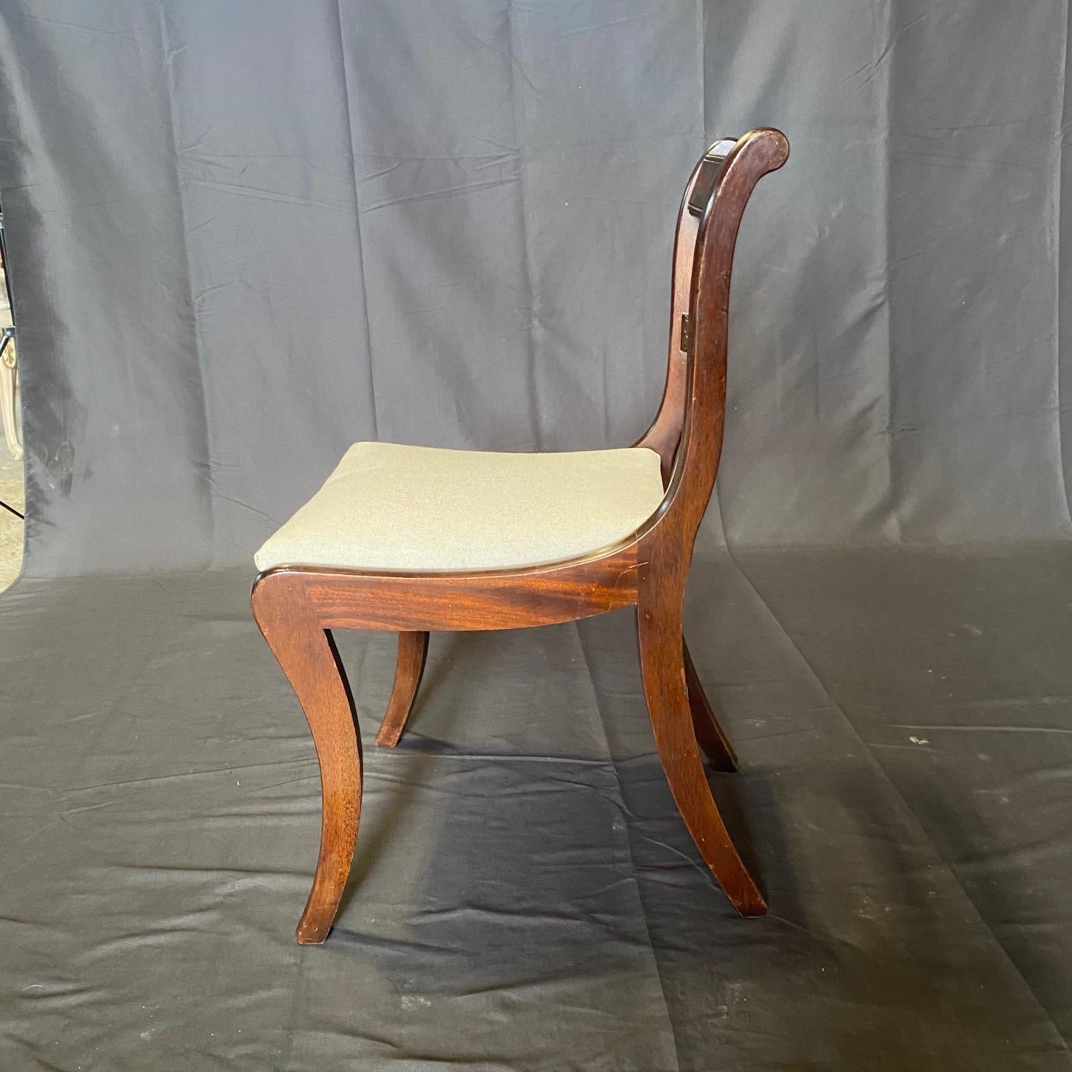 Laiton Ensemble de six chaises de salle à manger Regency anglaises incrustées de laiton avec deux fauteuils en vente