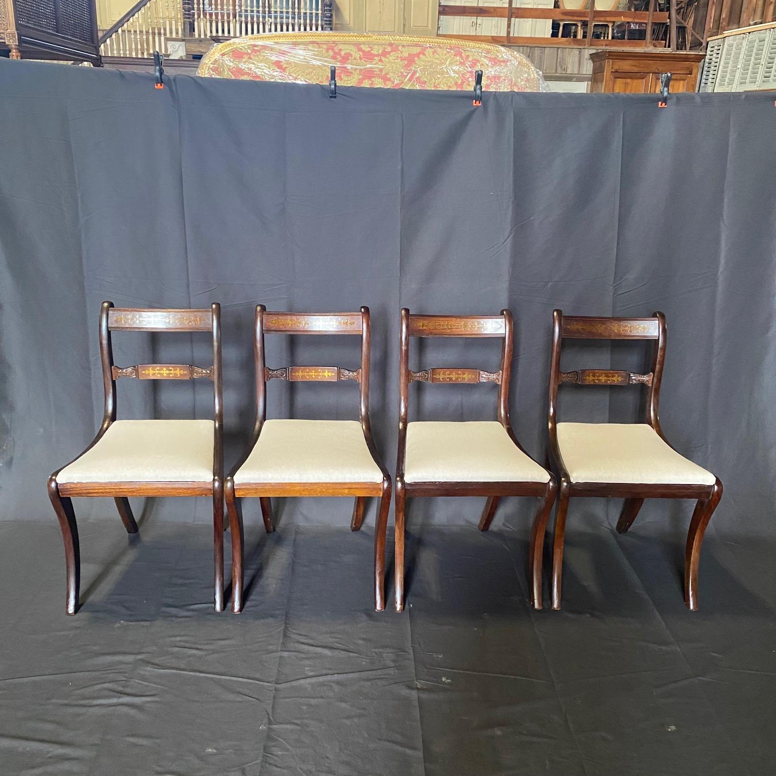 Satz von sechs englischen Regency-Esszimmerstühlen mit Messingintarsien aus Messing und zwei Sesseln im Angebot 3