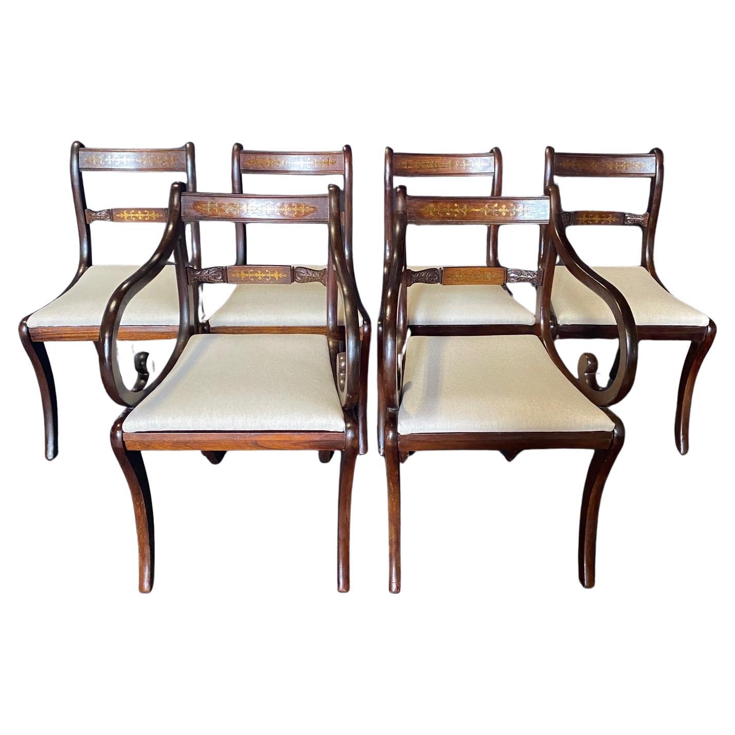 Ensemble de six chaises de salle à manger Regency anglaises incrustées de laiton avec deux fauteuils en vente