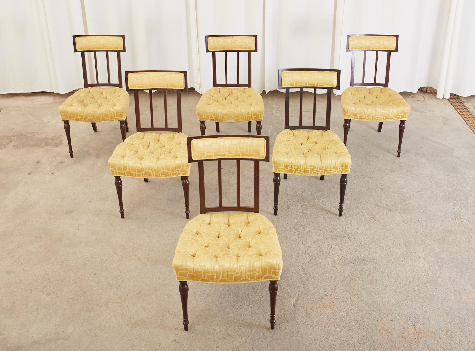 Regency Ensemble de six chaises de salle à manger touffetées en acajou de style Régence anglaise en vente