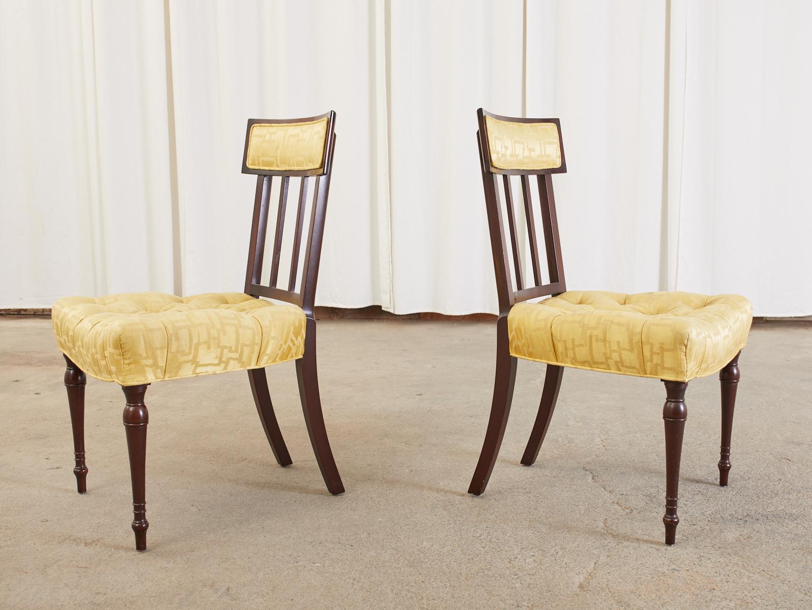 Tissu Ensemble de six chaises de salle à manger touffetées en acajou de style Régence anglaise en vente