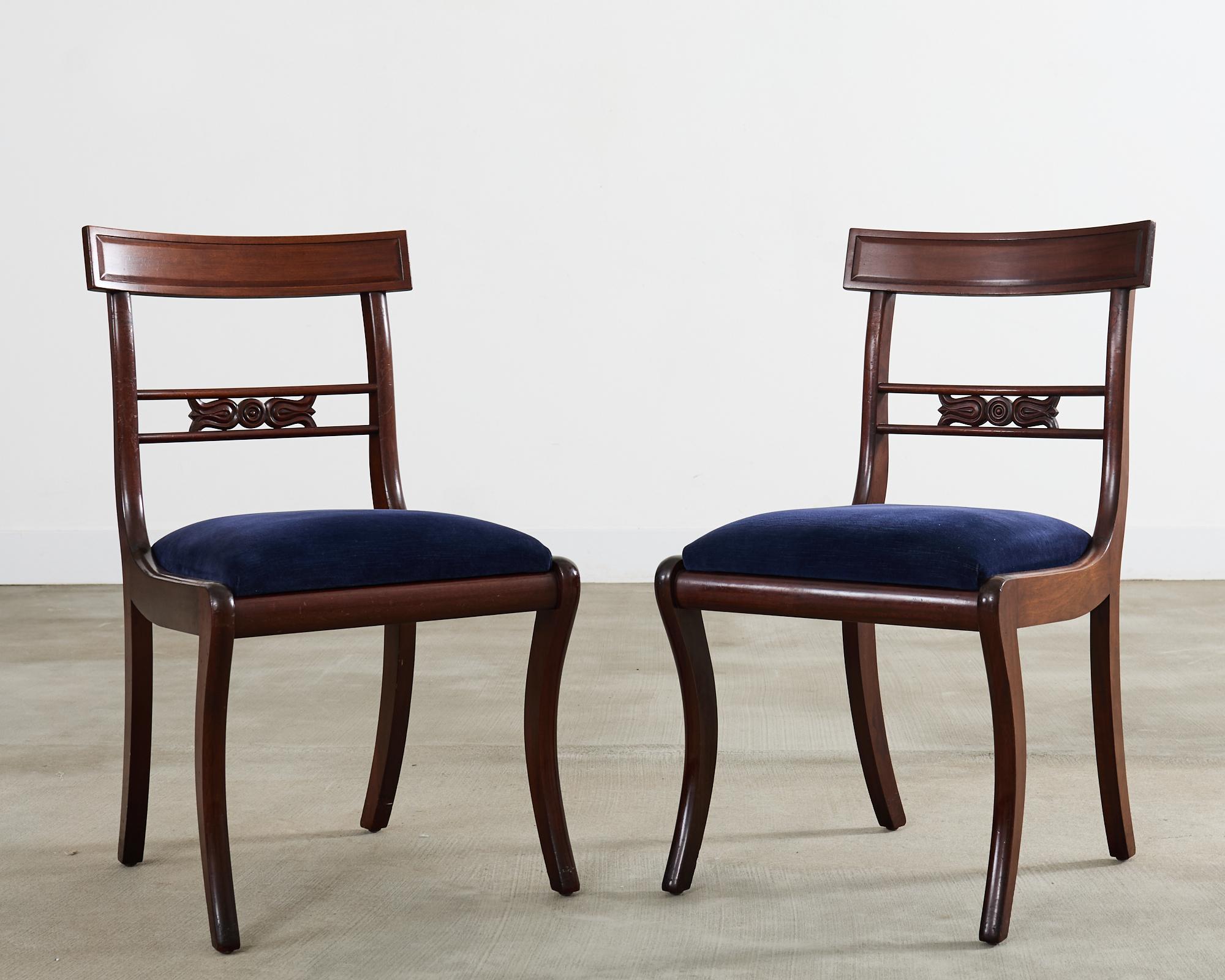 Fatto a mano Set di sei sedie da pranzo in stile Regency inglese in mogano Klismos in vendita