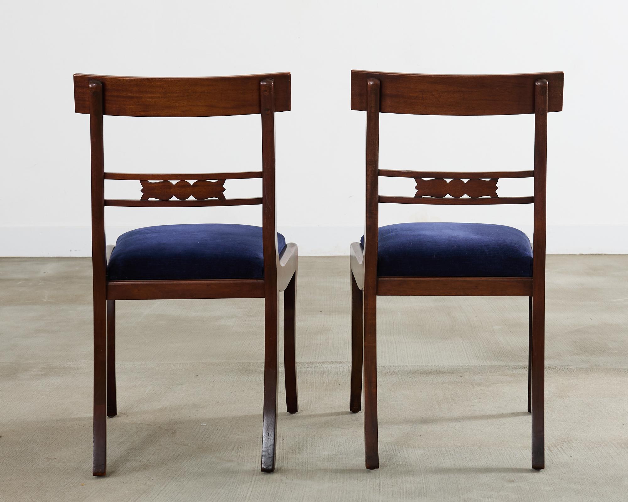 XIX secolo Set di sei sedie da pranzo in stile Regency inglese in mogano Klismos in vendita