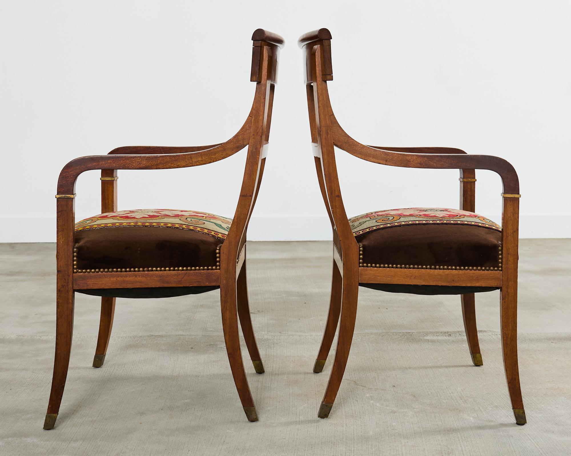 Ensemble de six fauteuils de salle à manger ou de bibliothèque en noyer de style Régence anglaise en vente 2