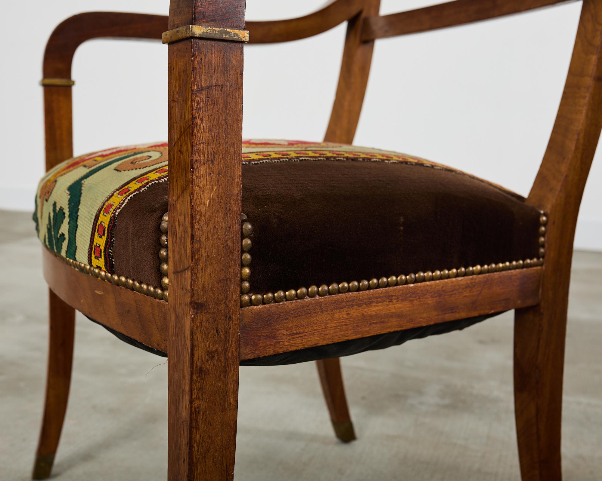 Ensemble de six fauteuils de salle à manger ou de bibliothèque en noyer de style Régence anglaise en vente 5